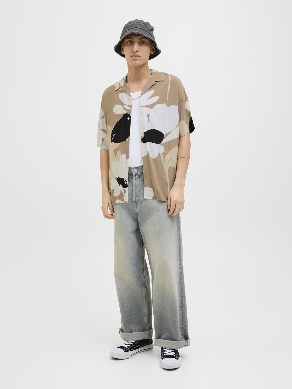 model_shot-front_full