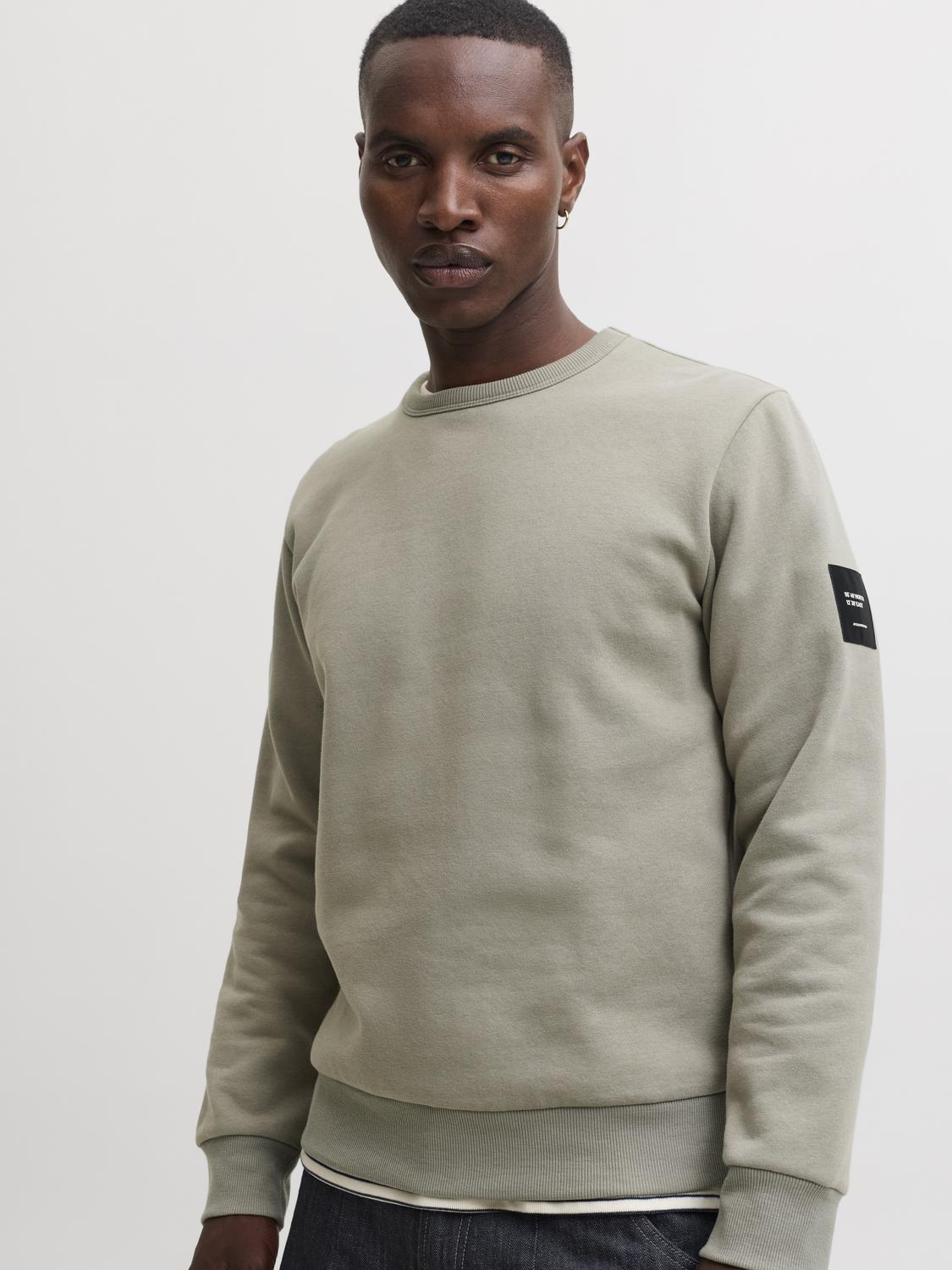model_shot-creative