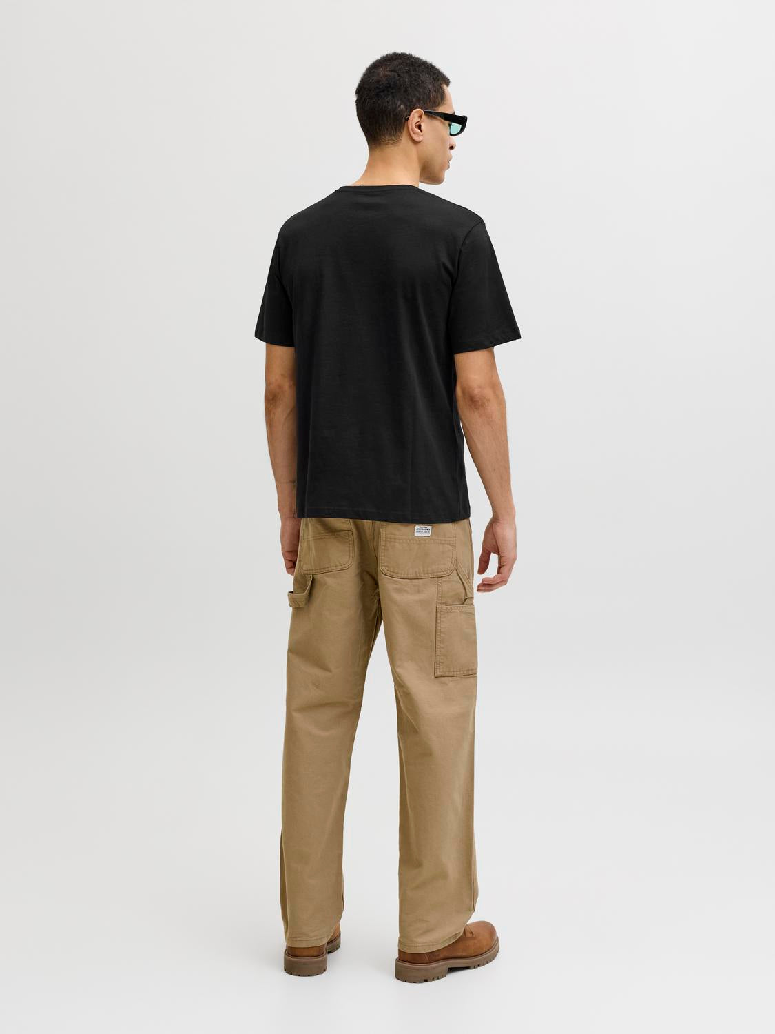 model_shot-back