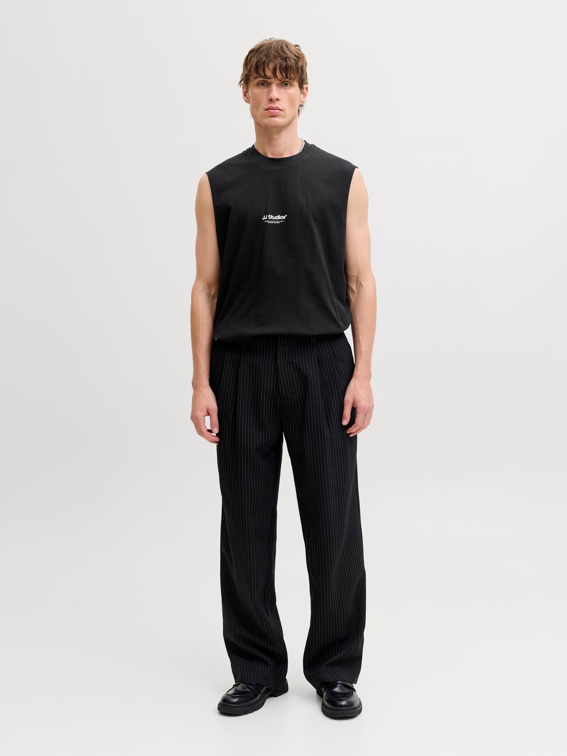 model_shot-front_full