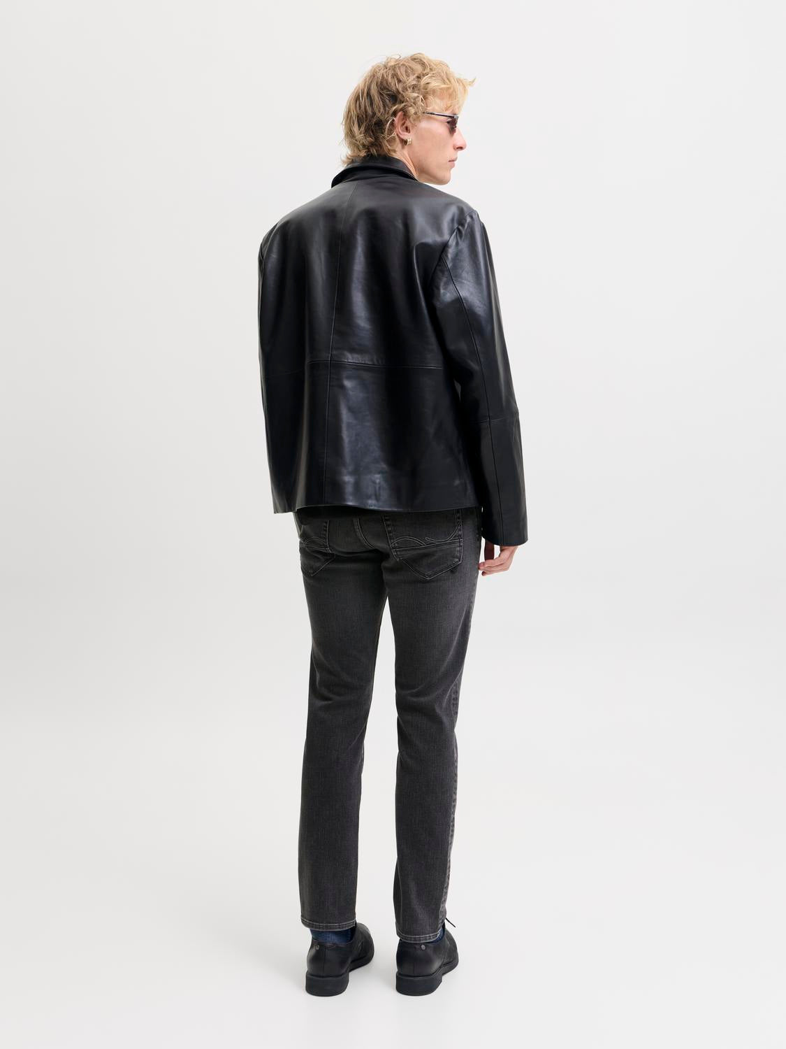 model_shot-back