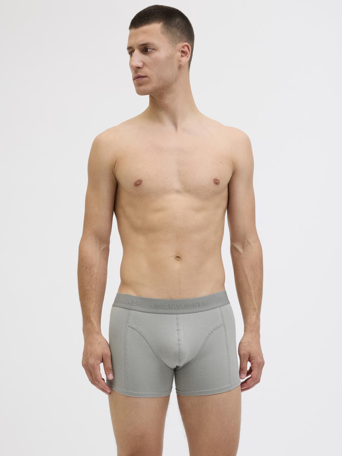 model_shot-front