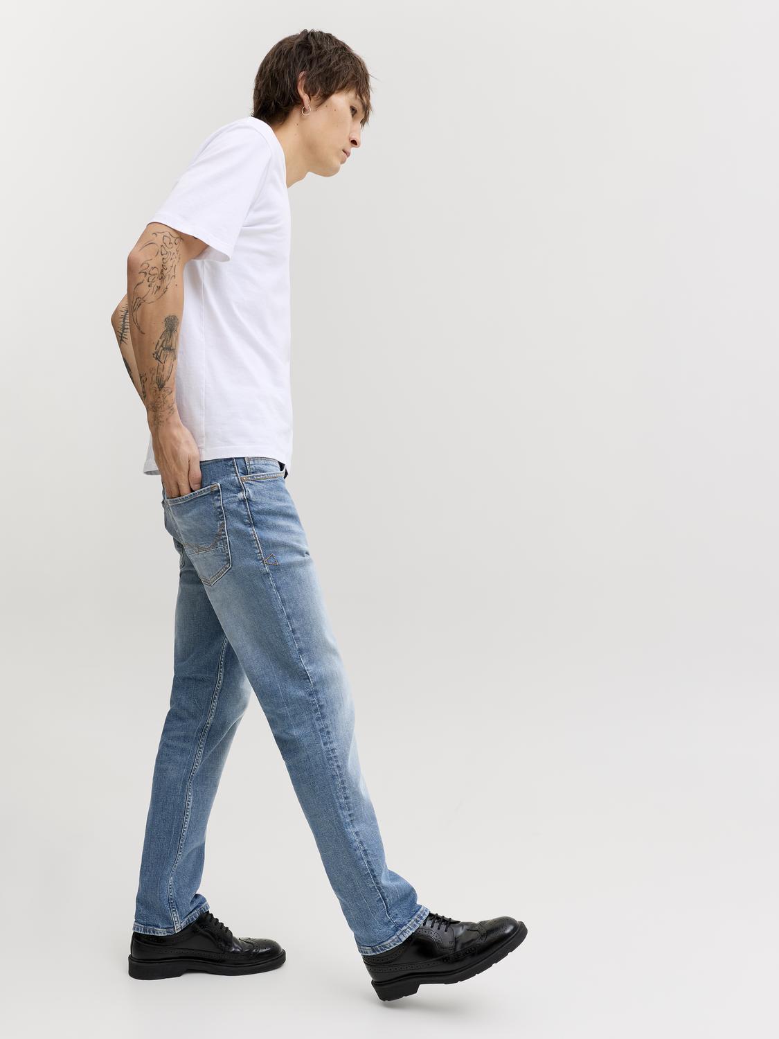 model_shot-creative