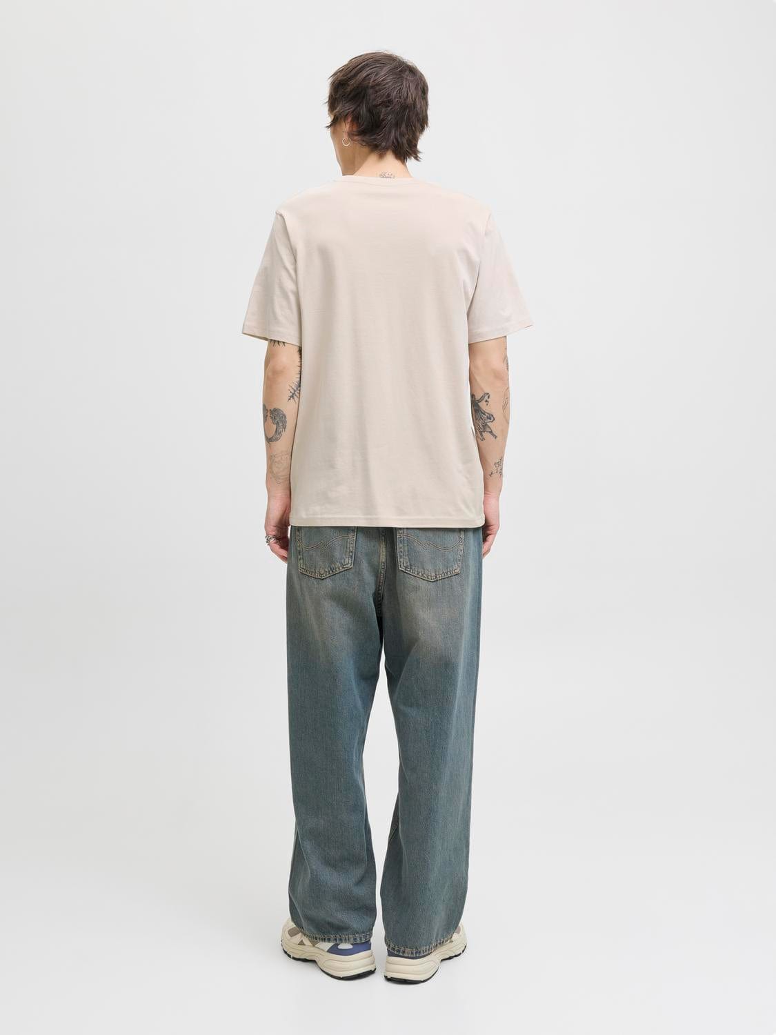 model_shot-back