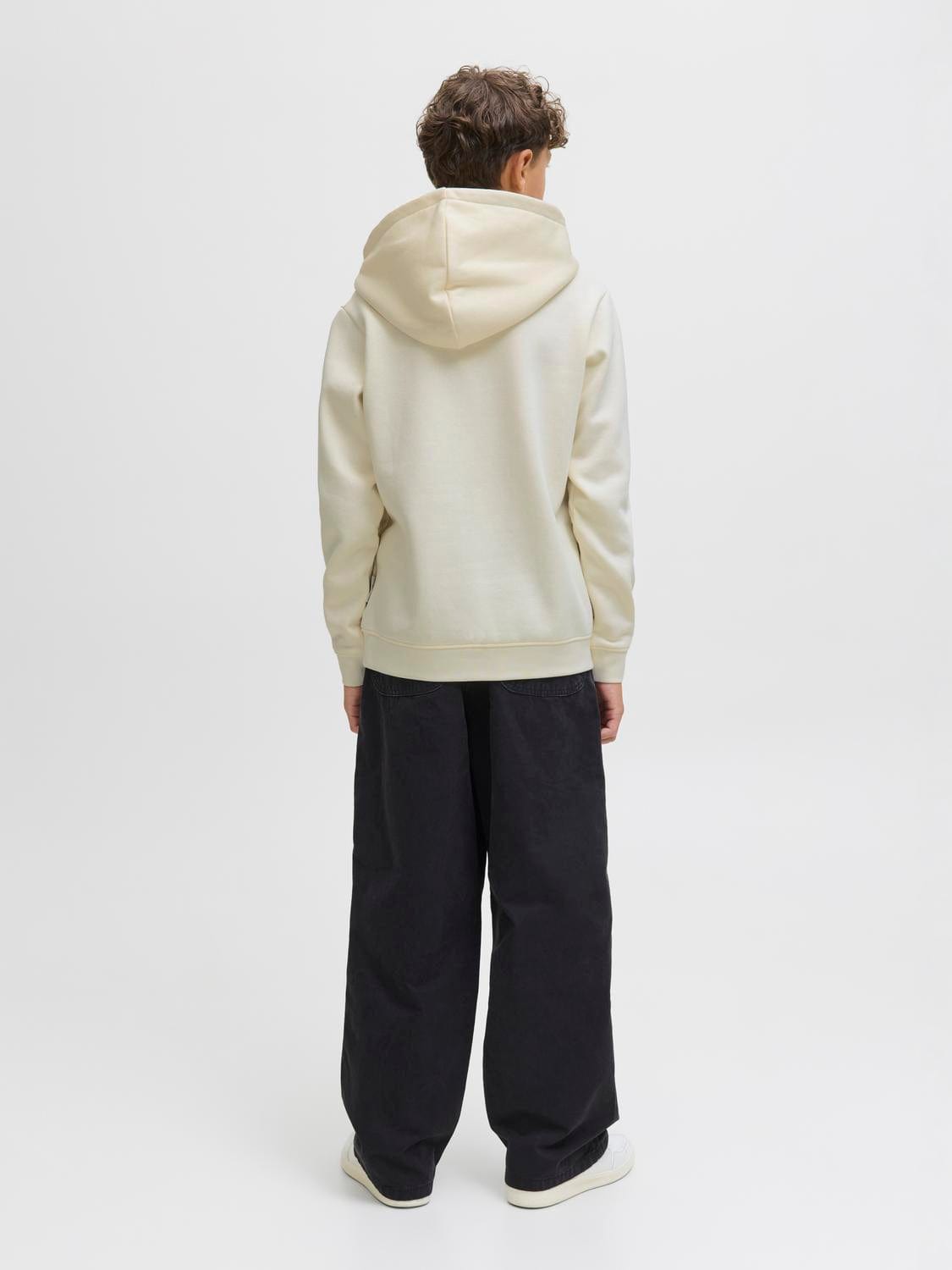 model_shot-back