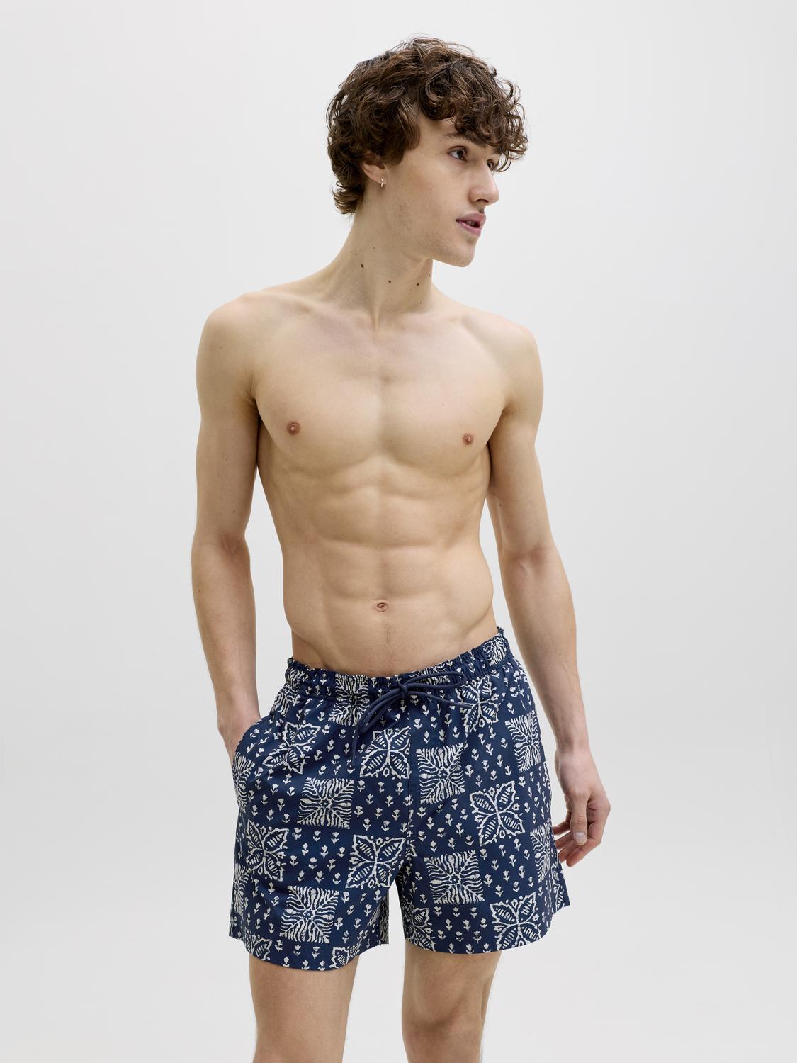 model_shot-creative