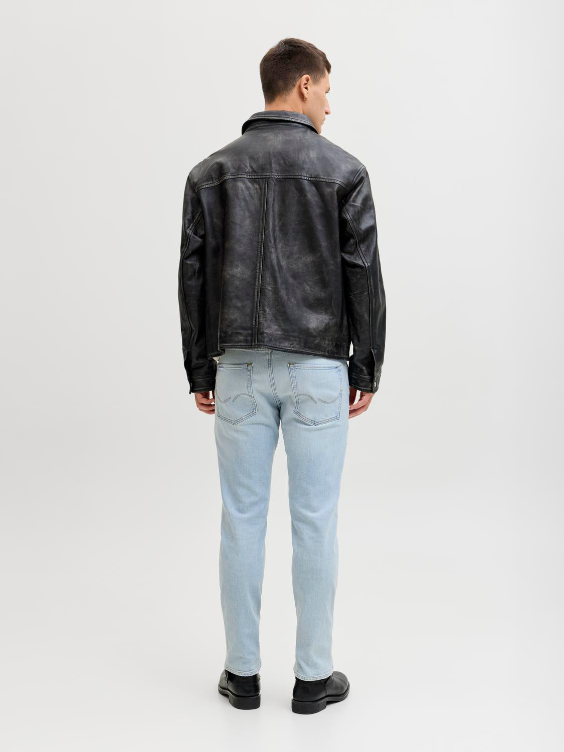 model_shot-back