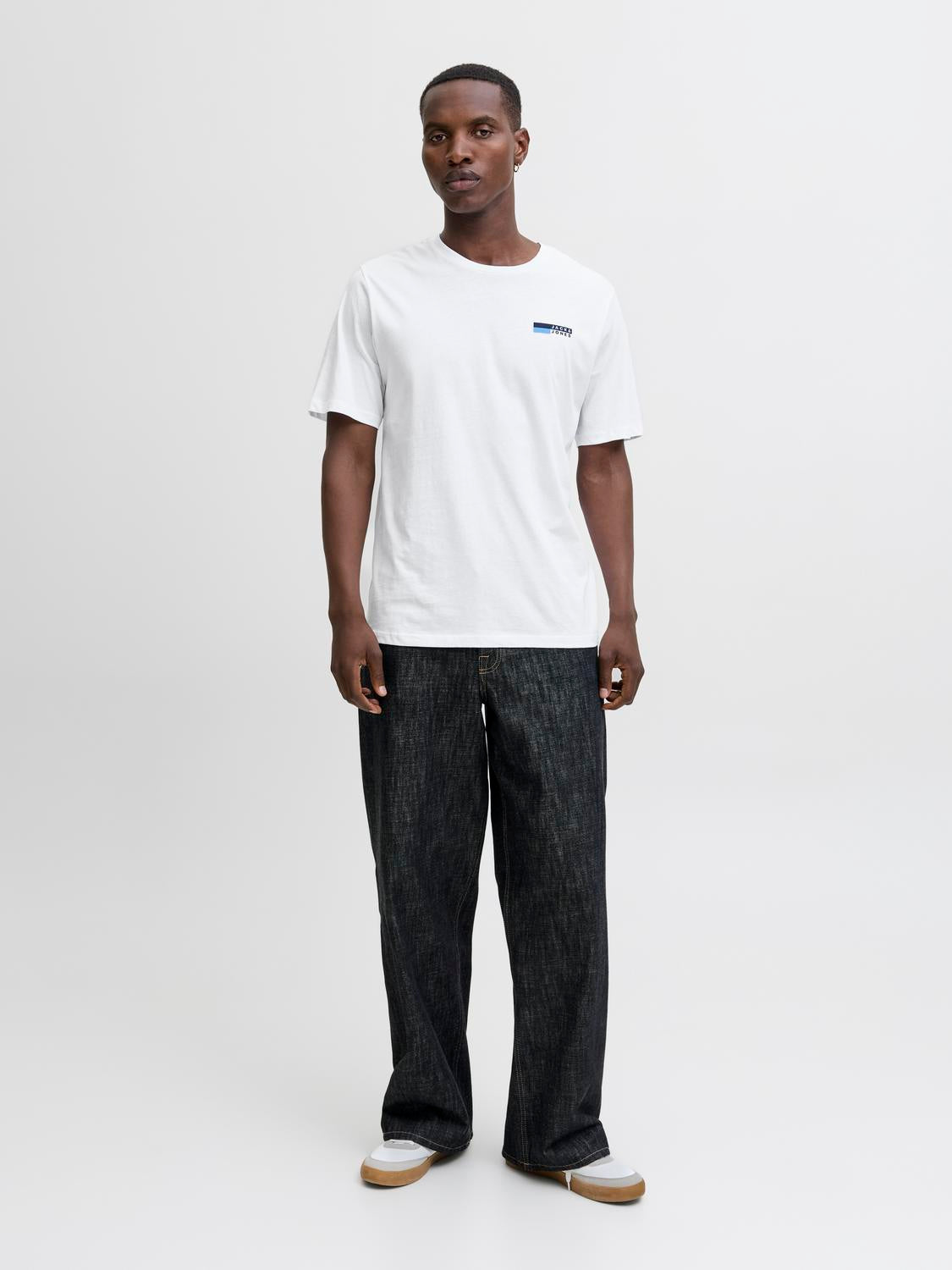 model_shot-front_full