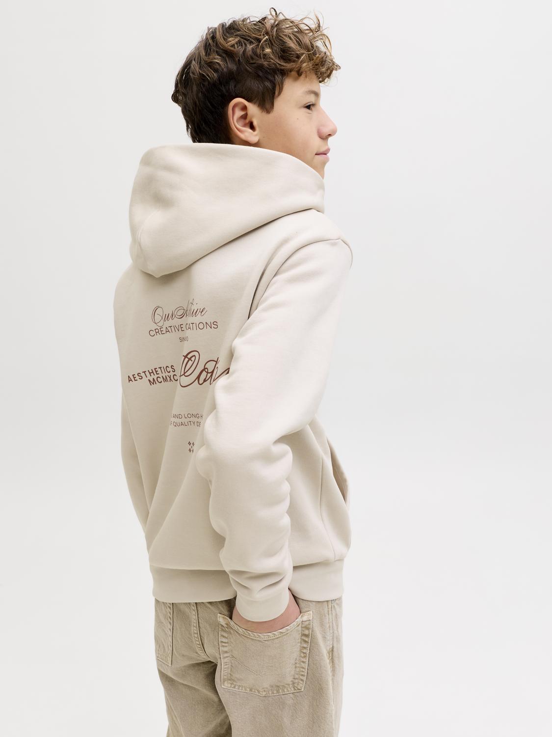 model_shot-creative