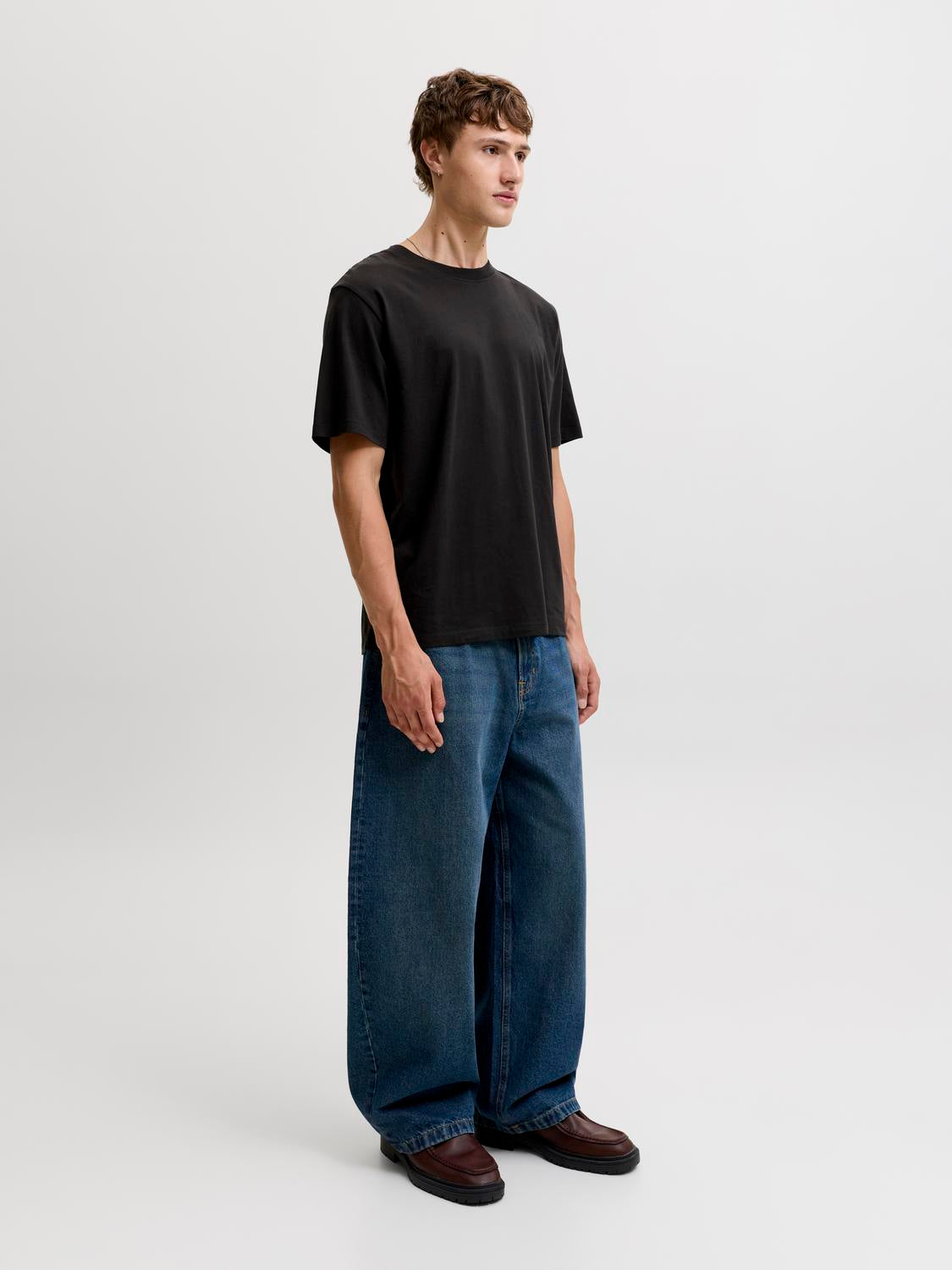 model_shot-front_full