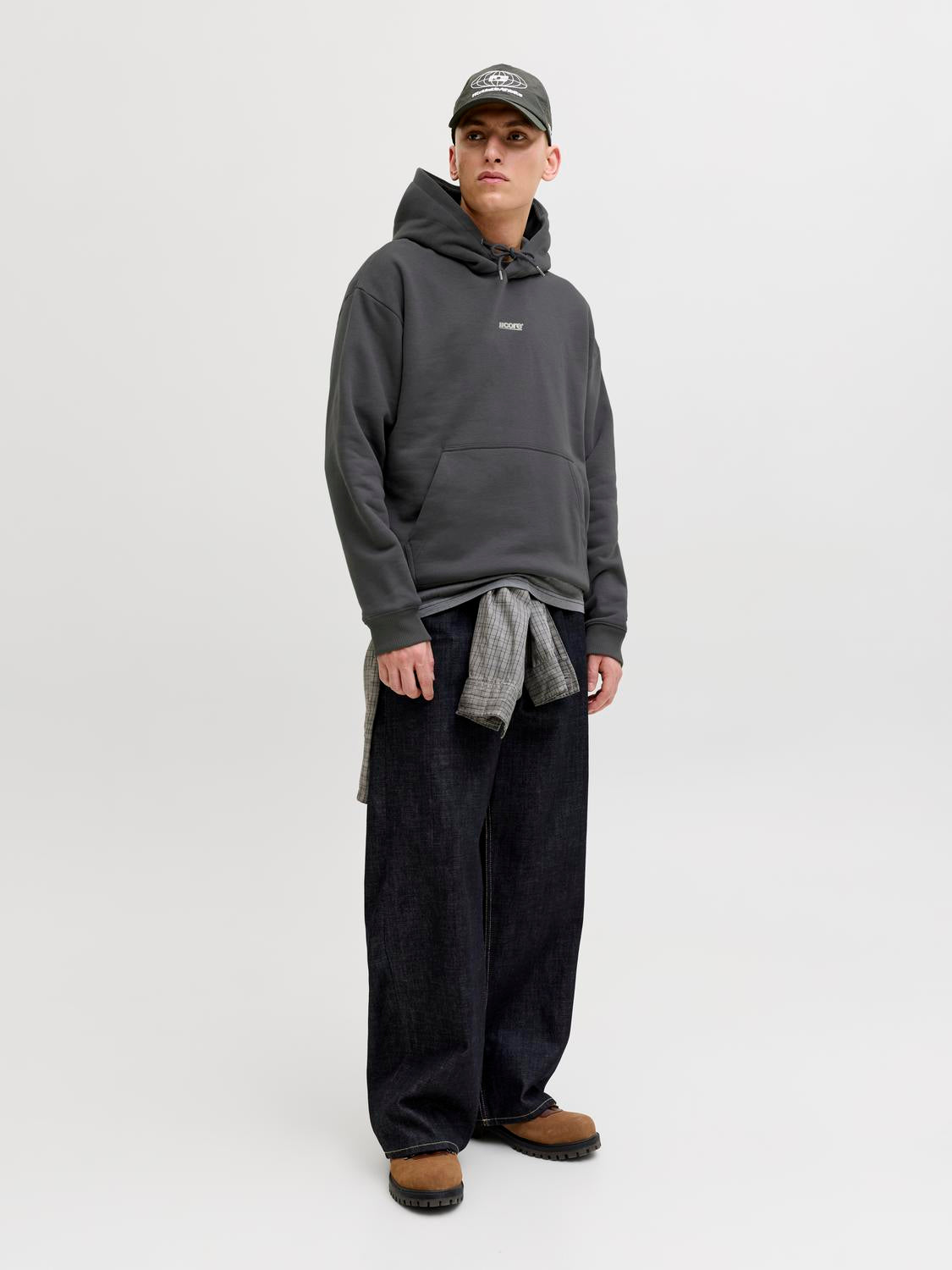 model_shot-front_full