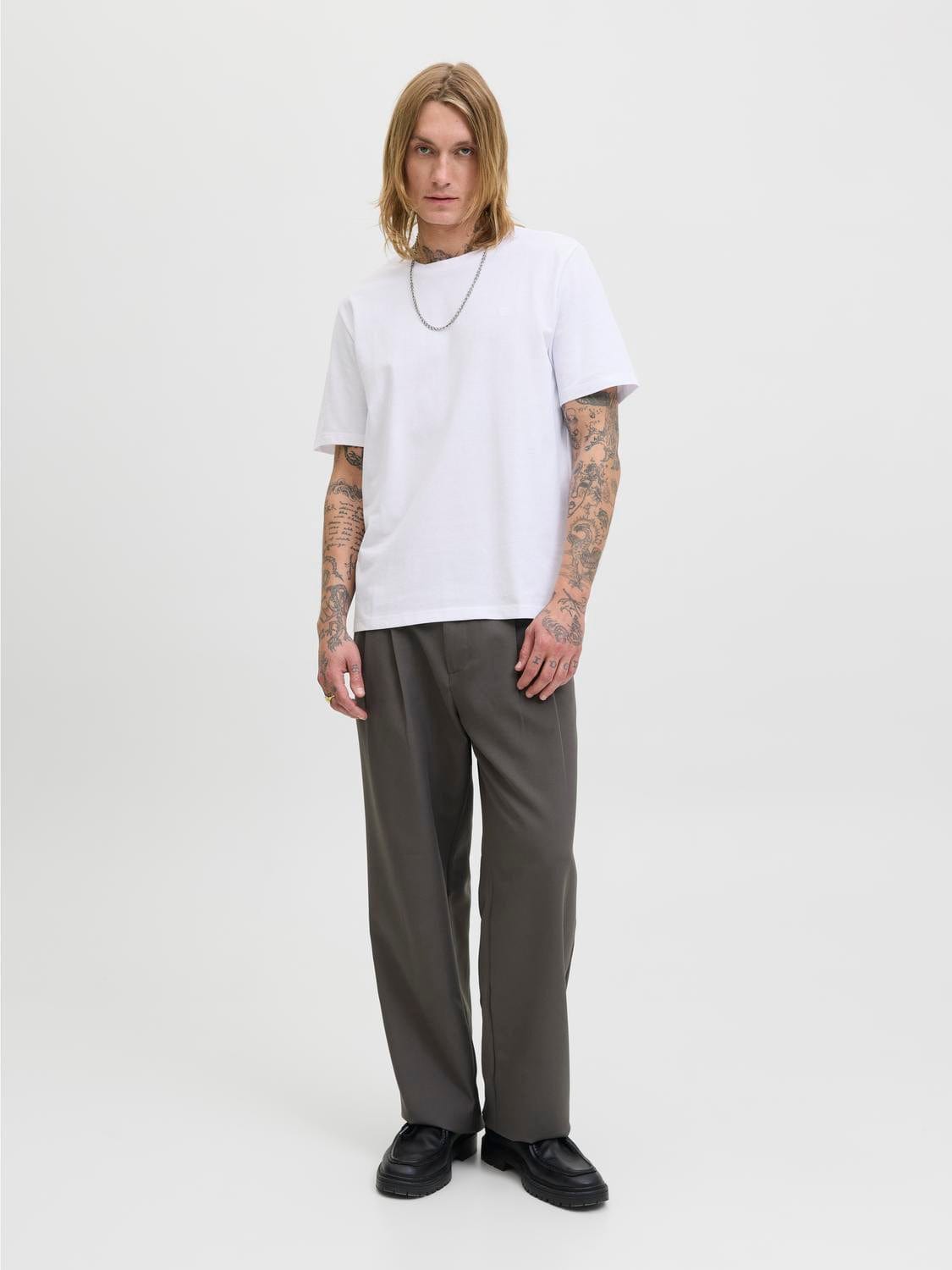 model_shot-front_full
