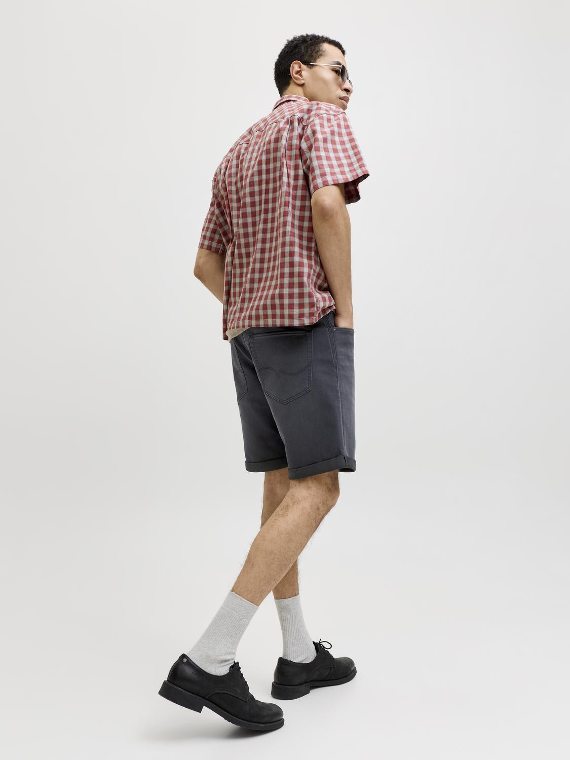 model_shot-creative