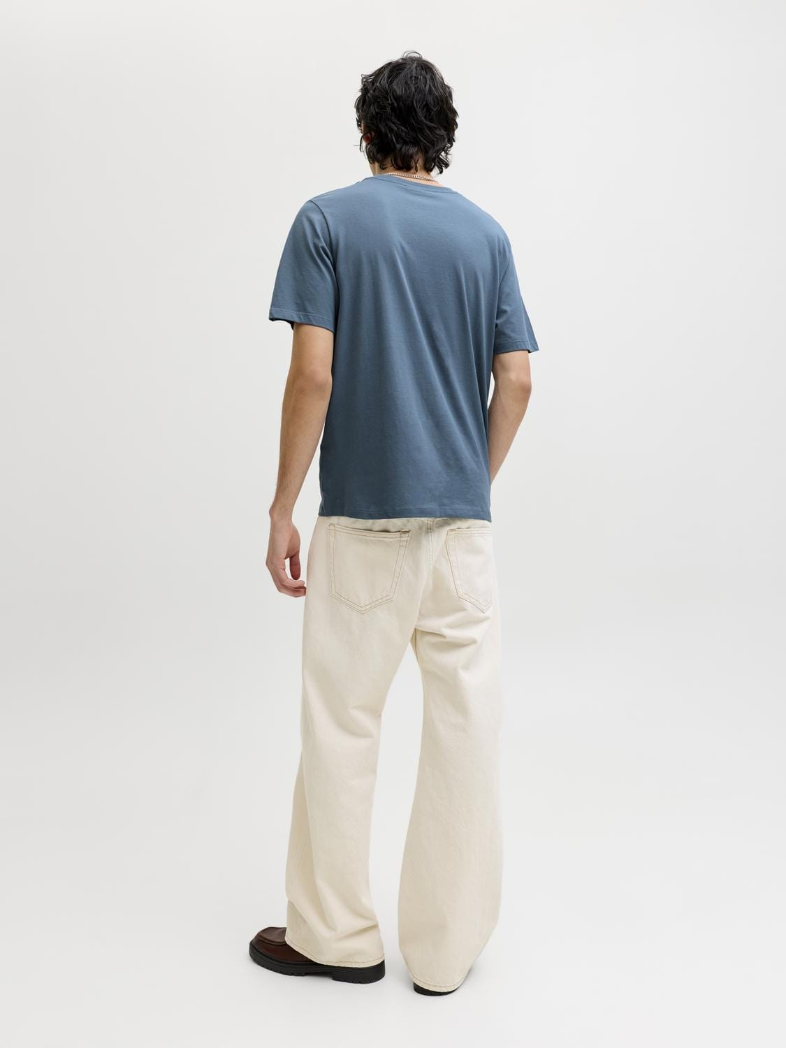 model_shot-back