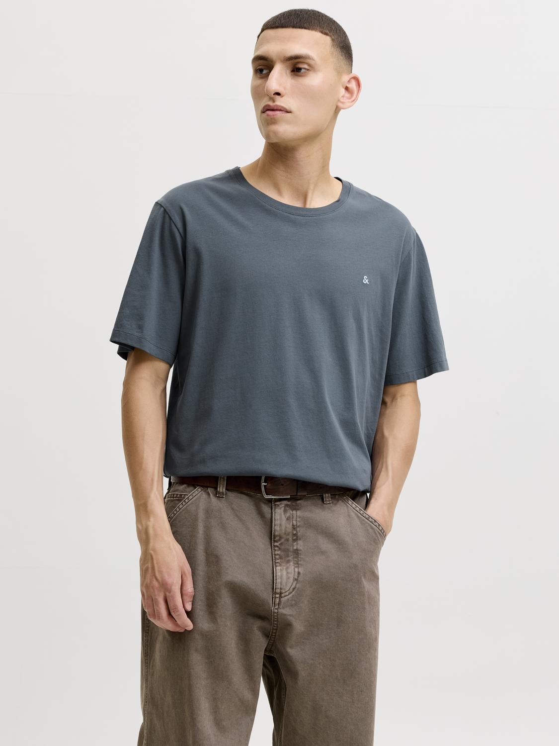 model_shot-front