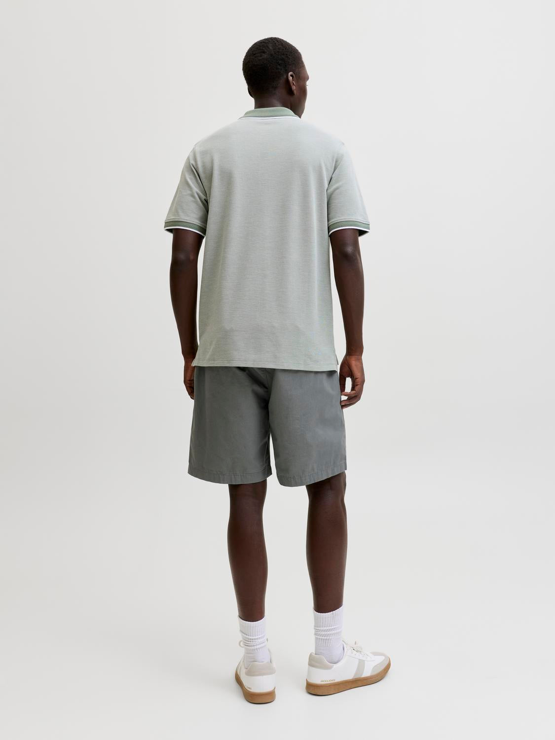 model_shot-back