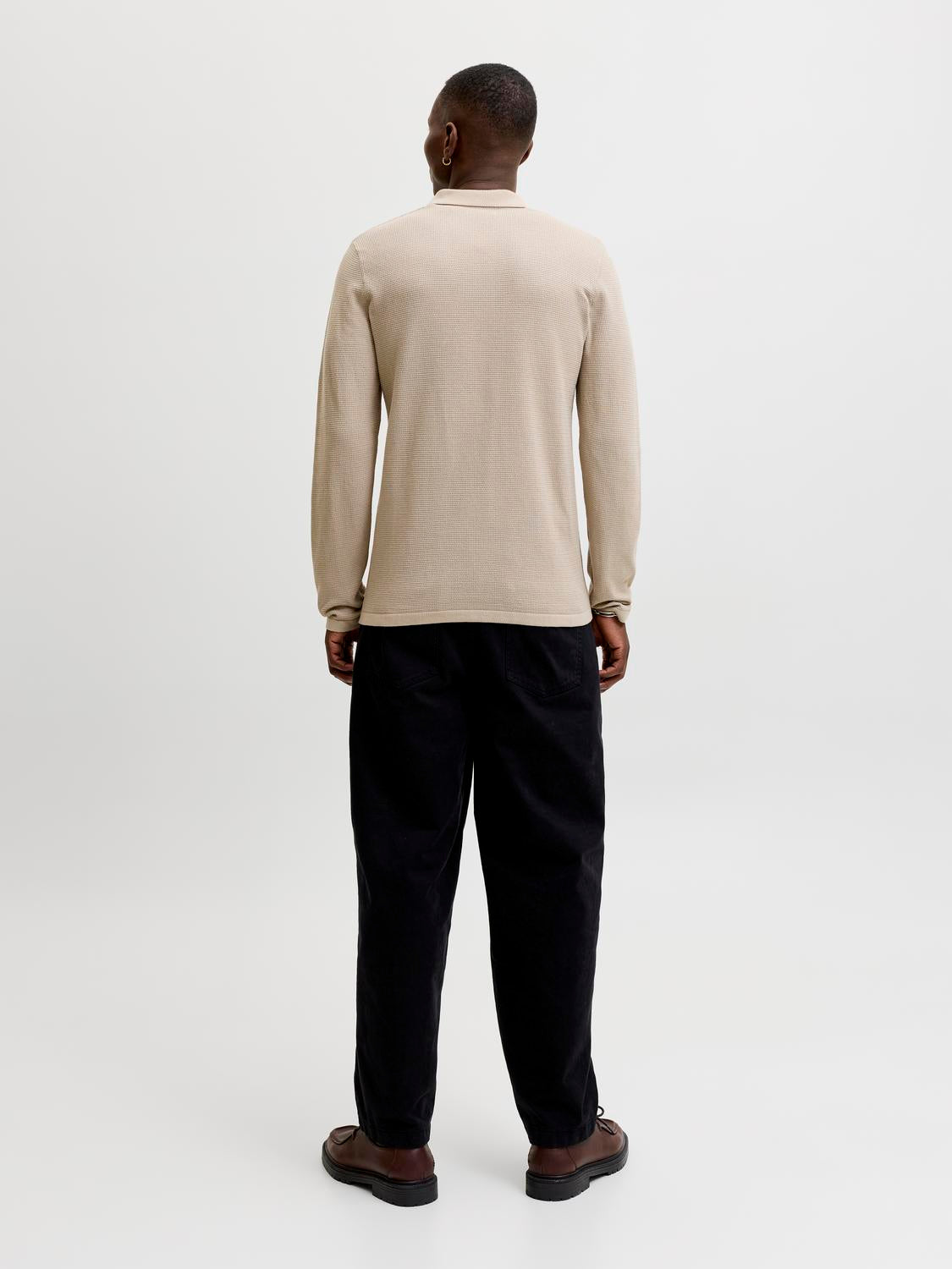 model_shot-back