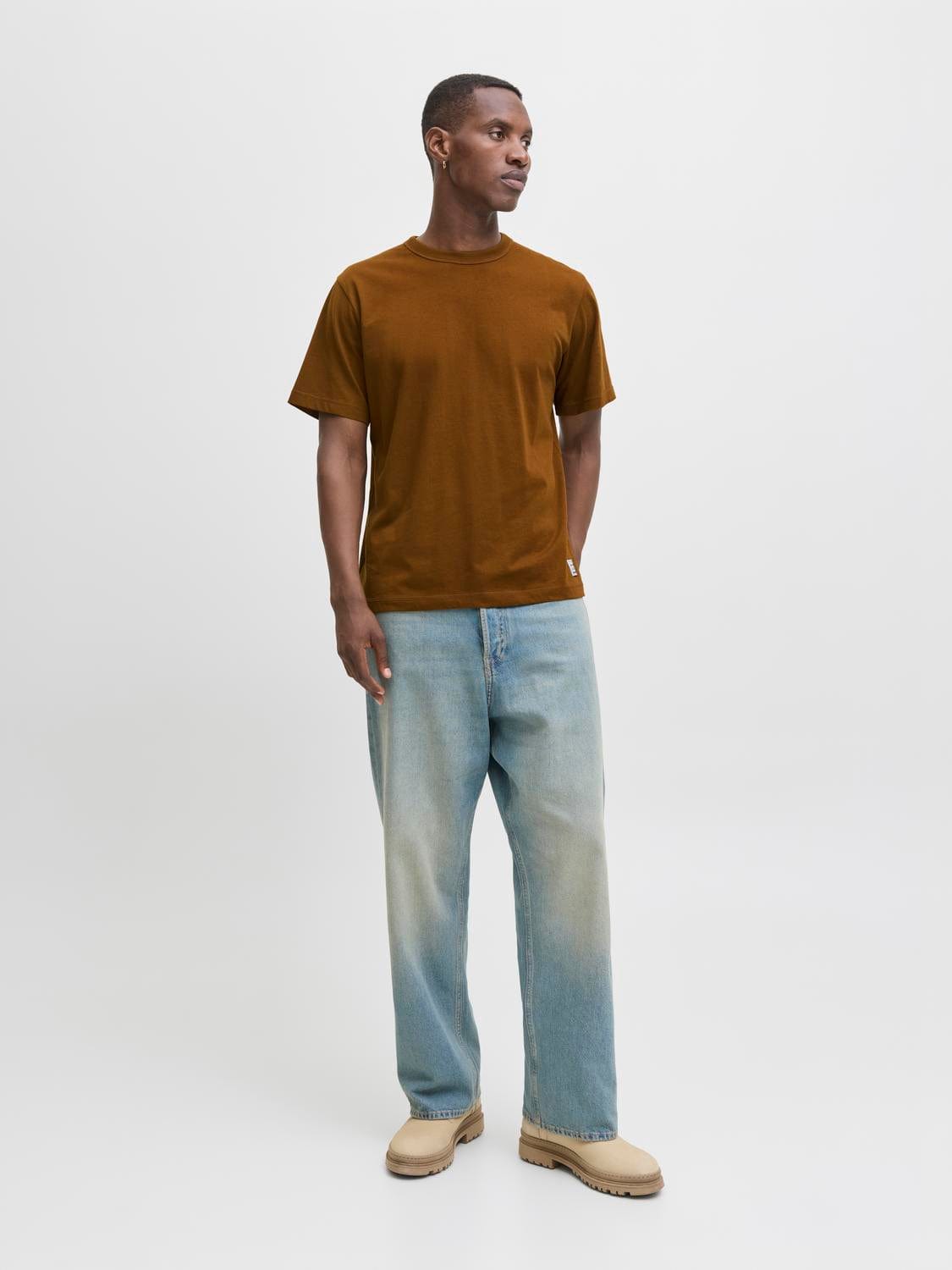 model_shot-front_full