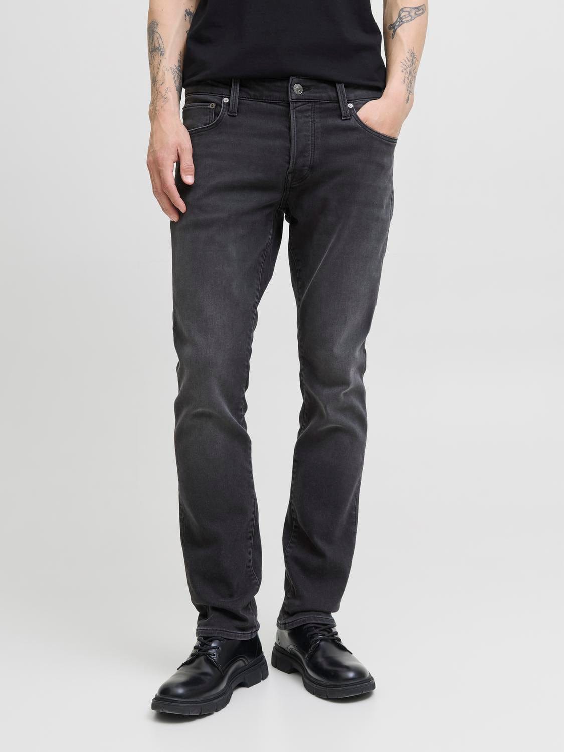 model_shot-front