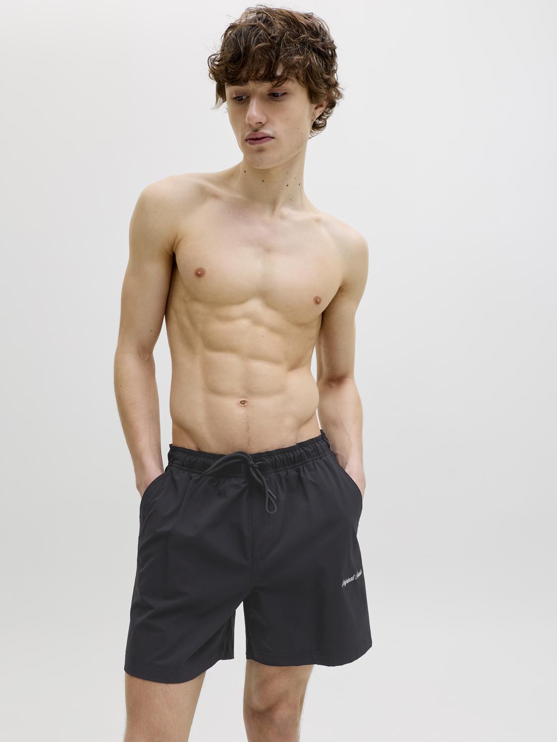 model_shot-creative