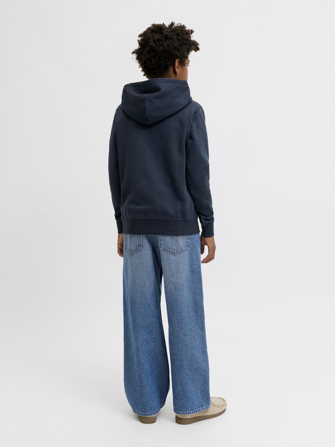 model_shot-back