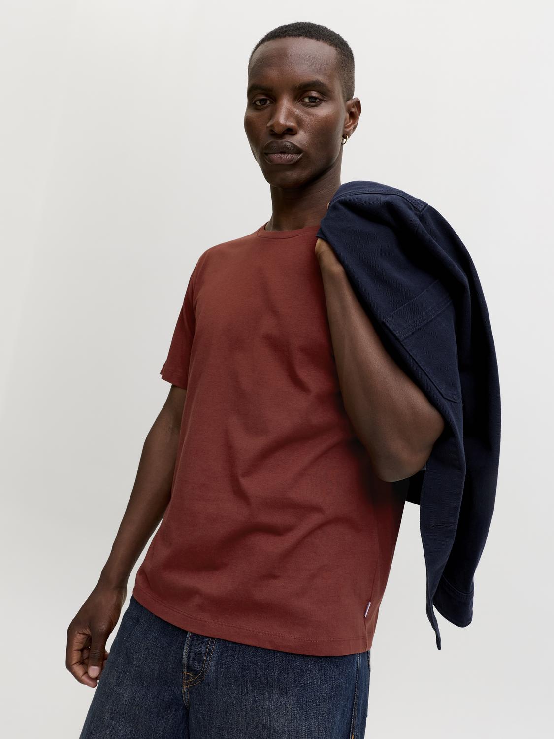 model_shot-creative