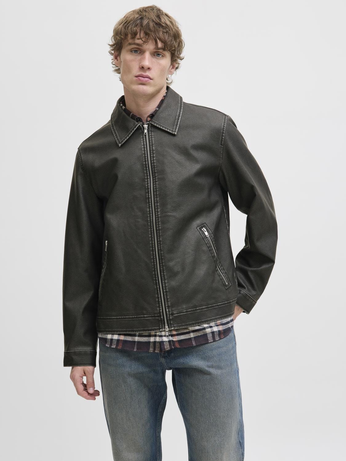 model_shot-front