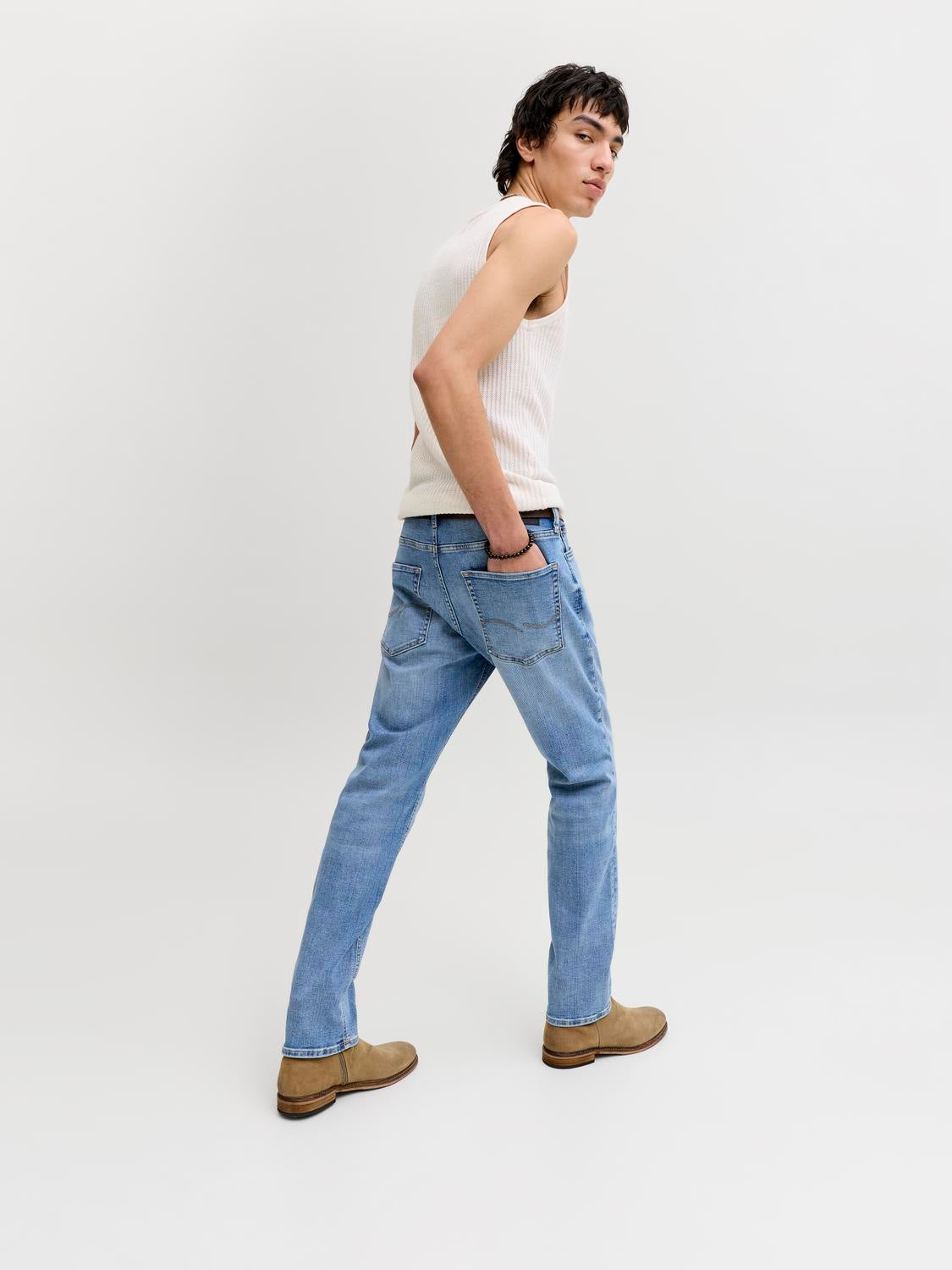 model_shot-creative