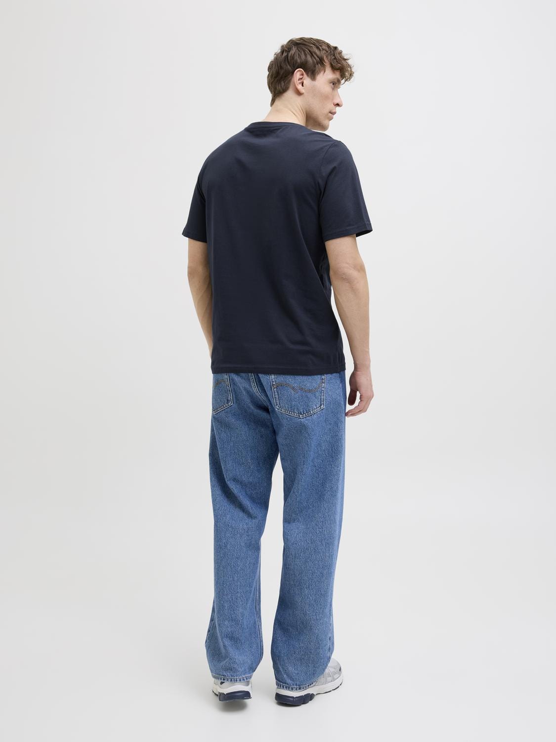 model_shot-back