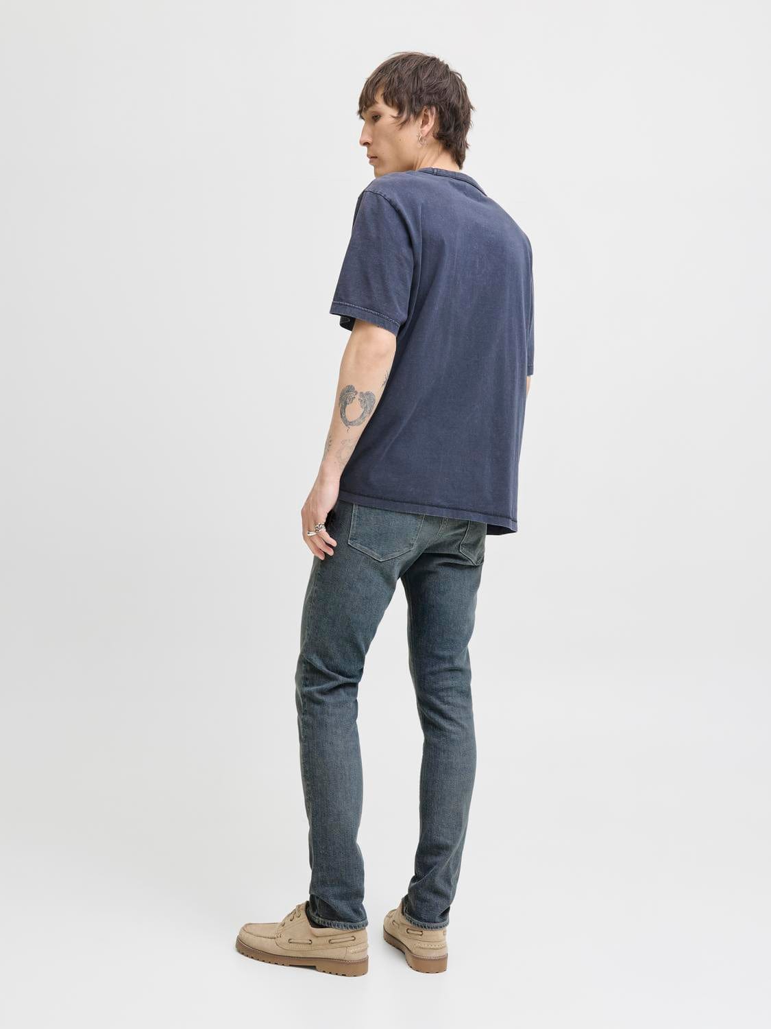 model_shot-back