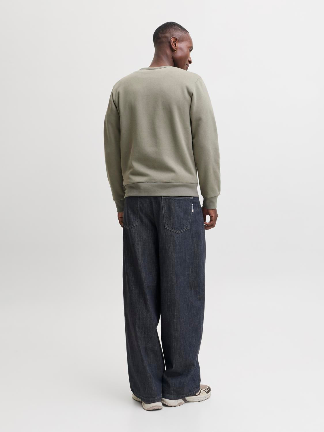 model_shot-back