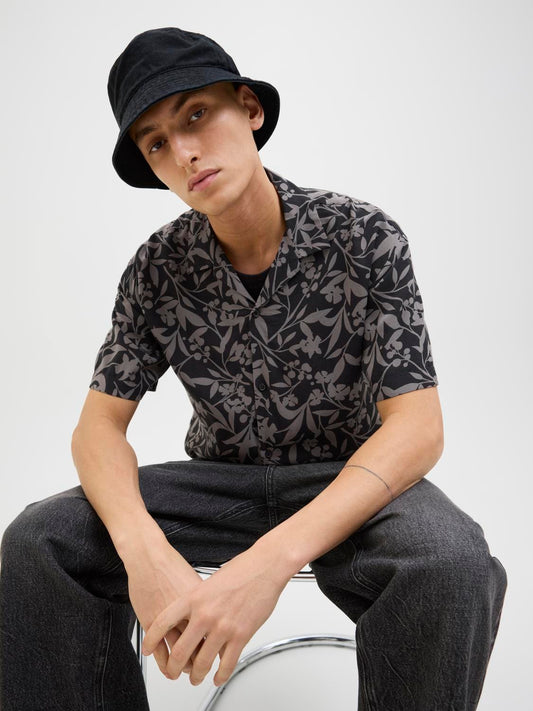model_shot-creative