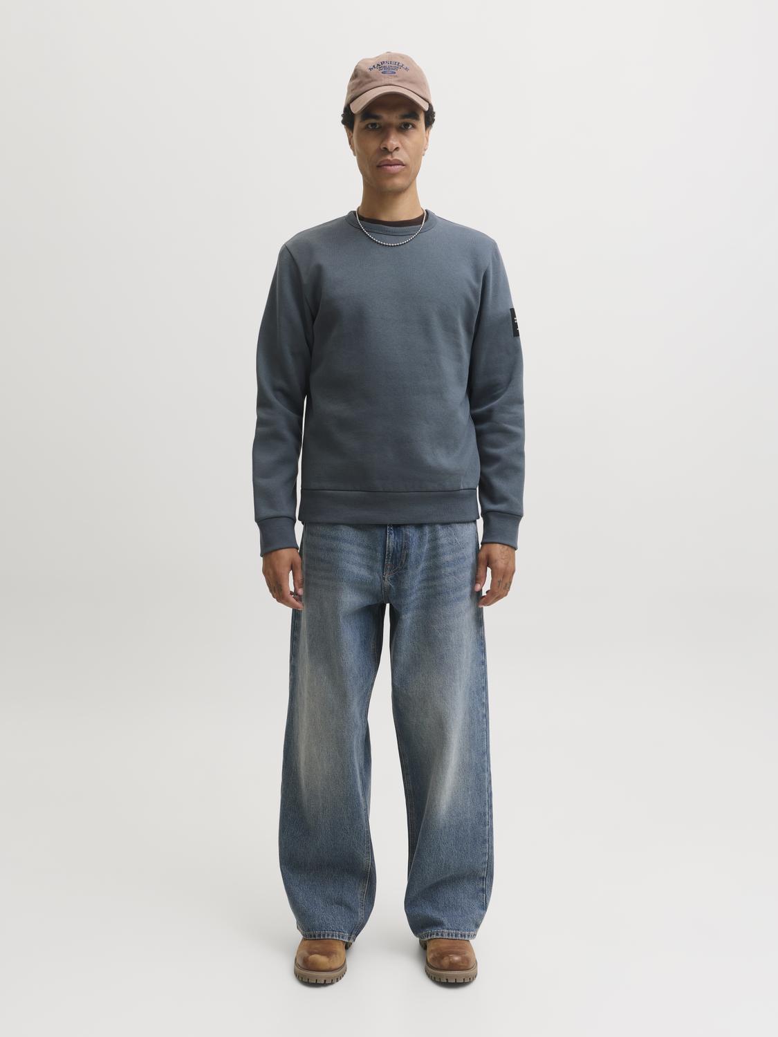 model_shot-front_full