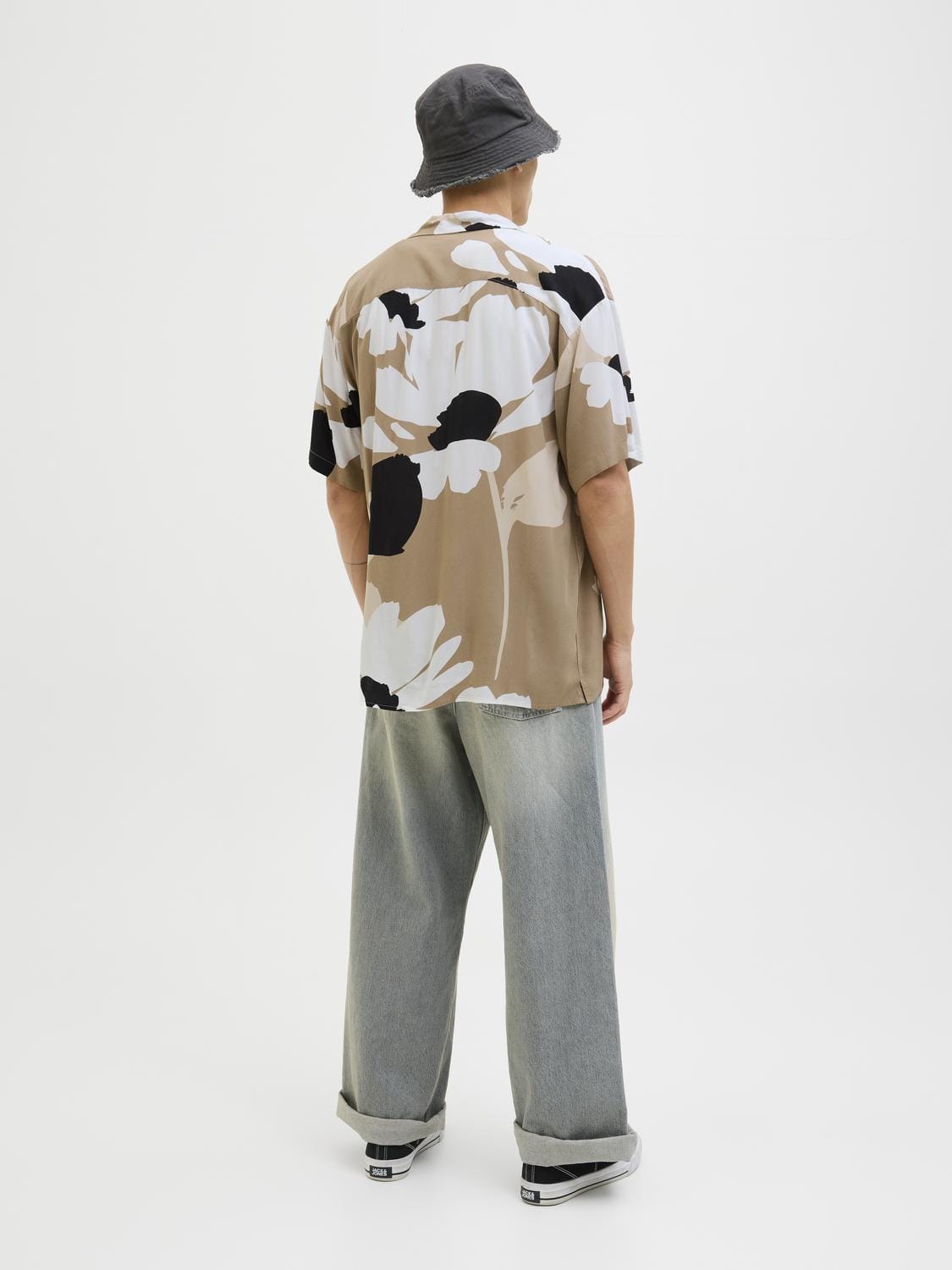 model_shot-back