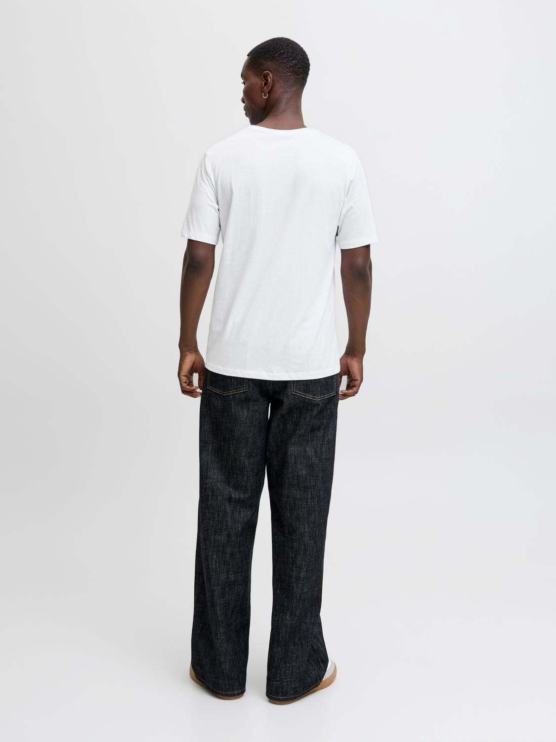 model_shot-back