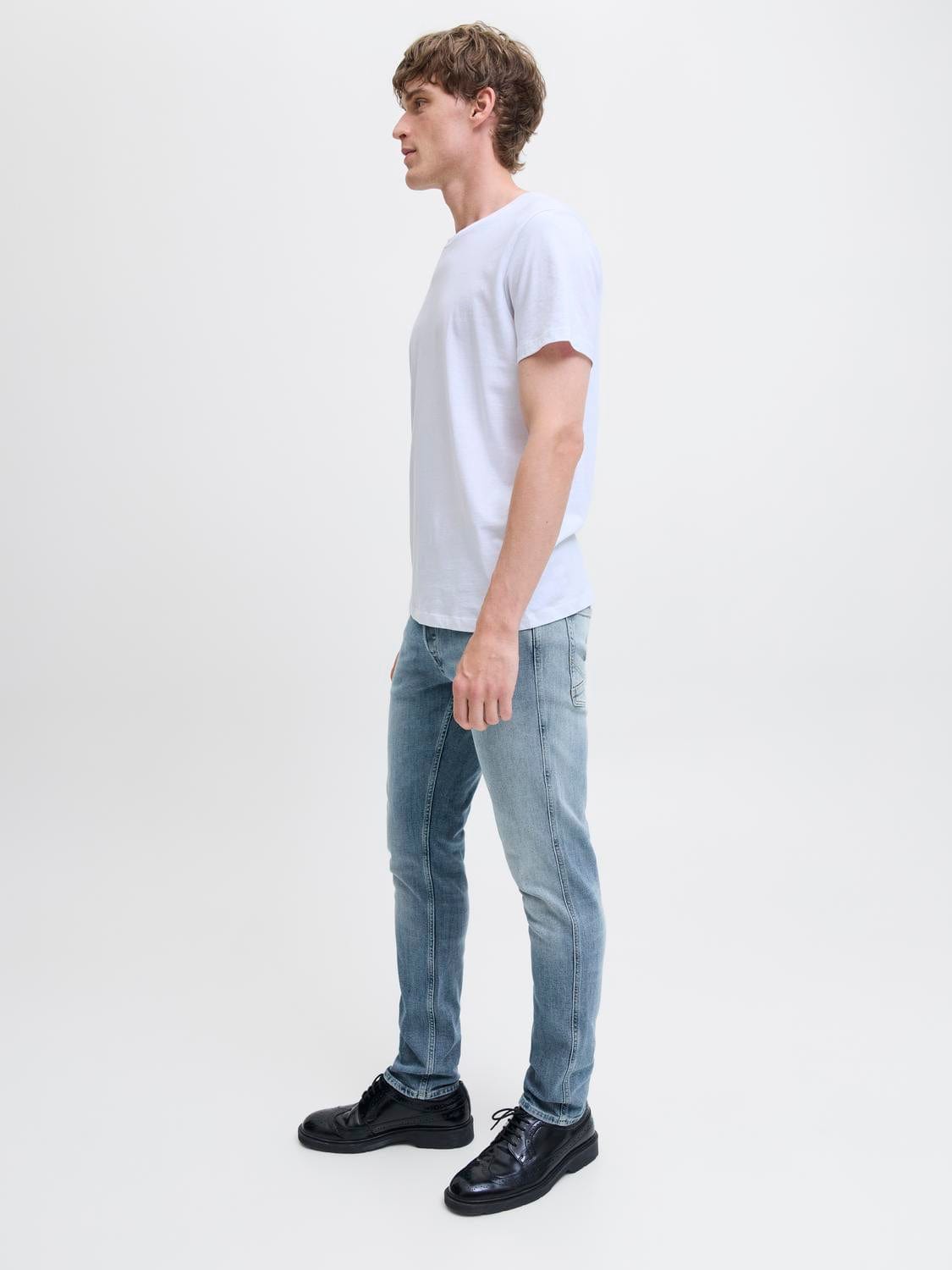model_shot-creative