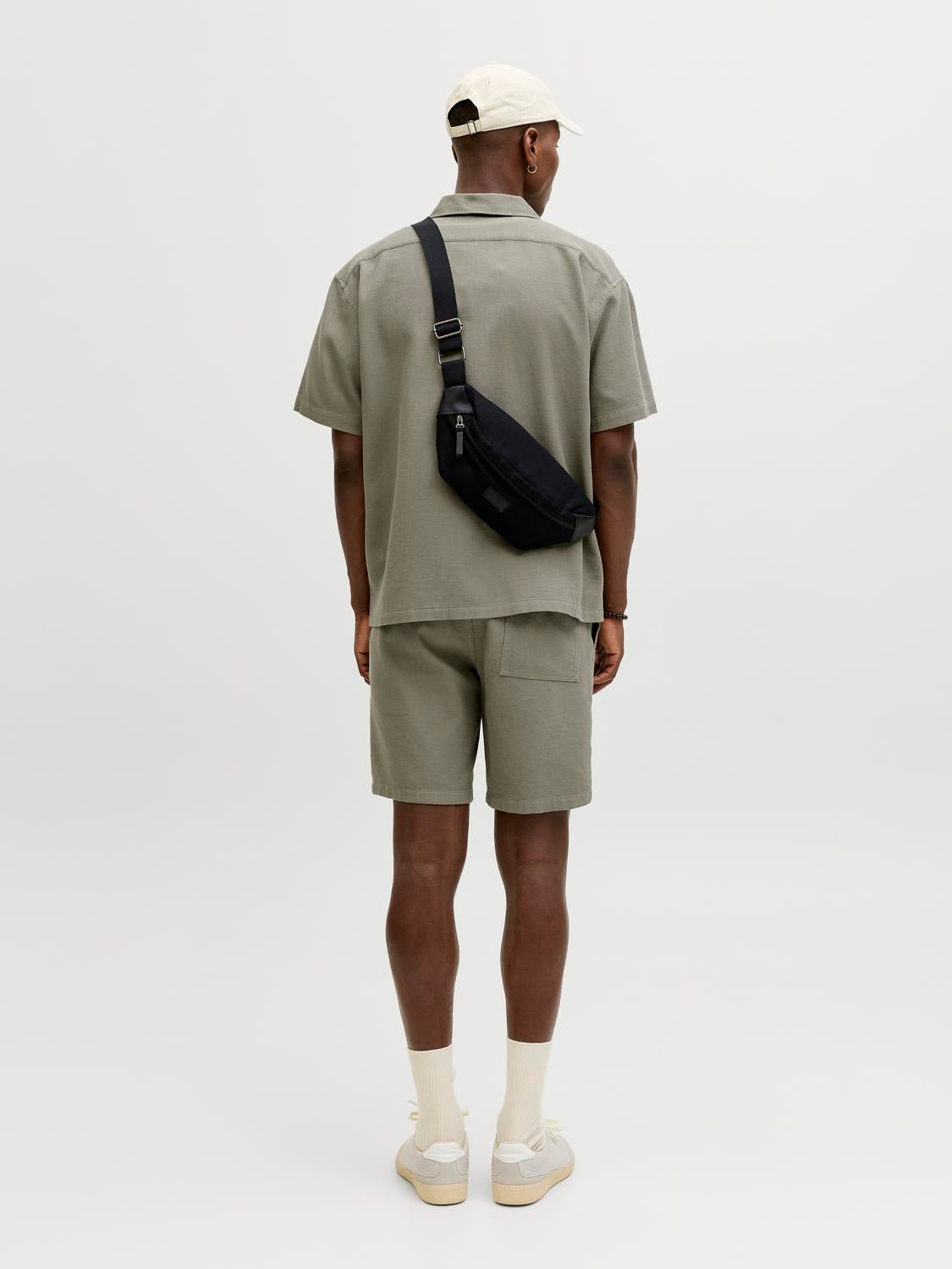 model_shot-back