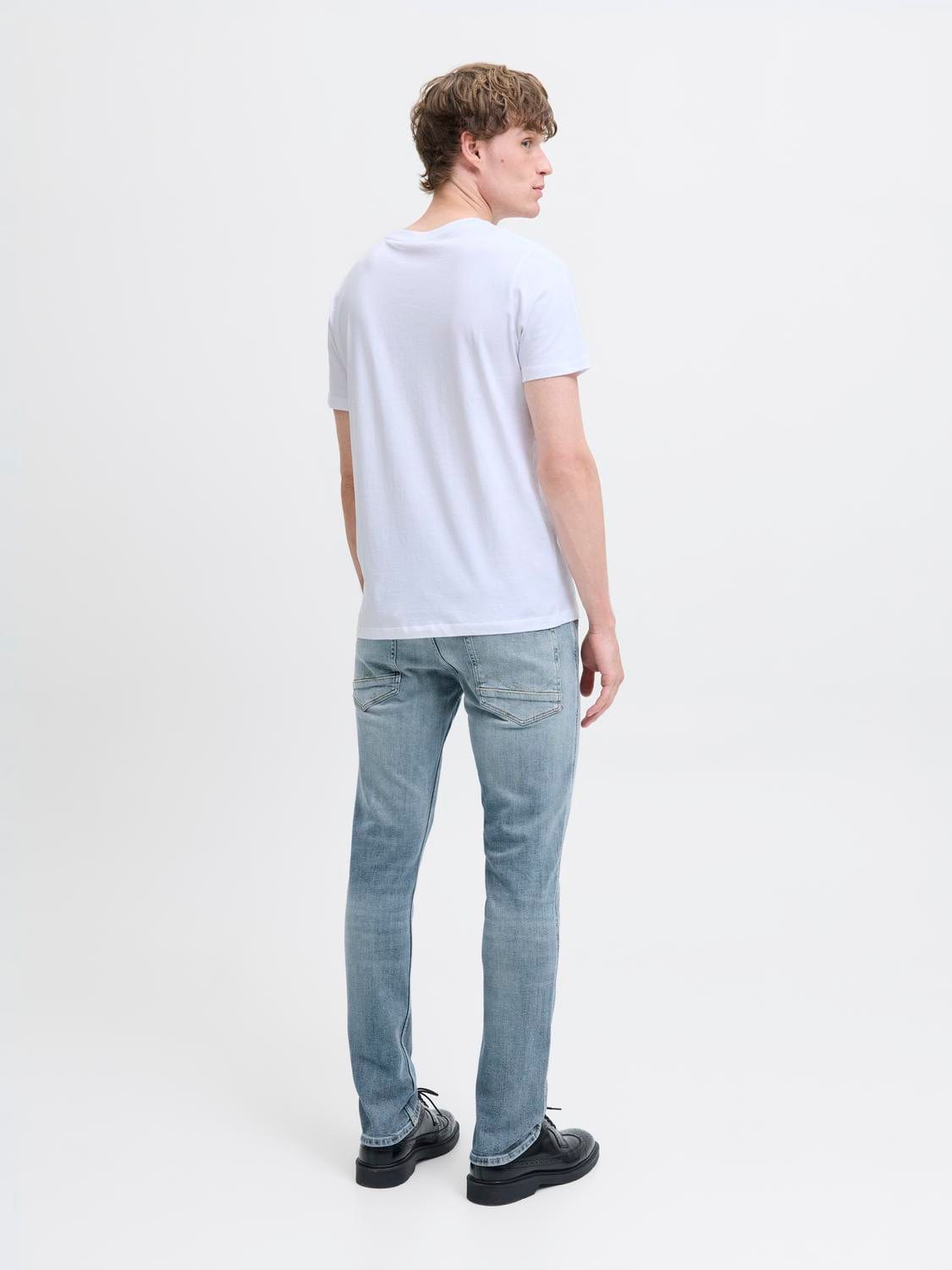 model_shot-back