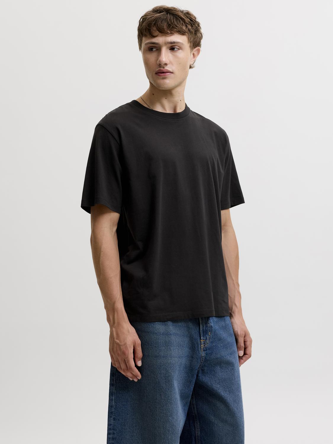 model_shot-front