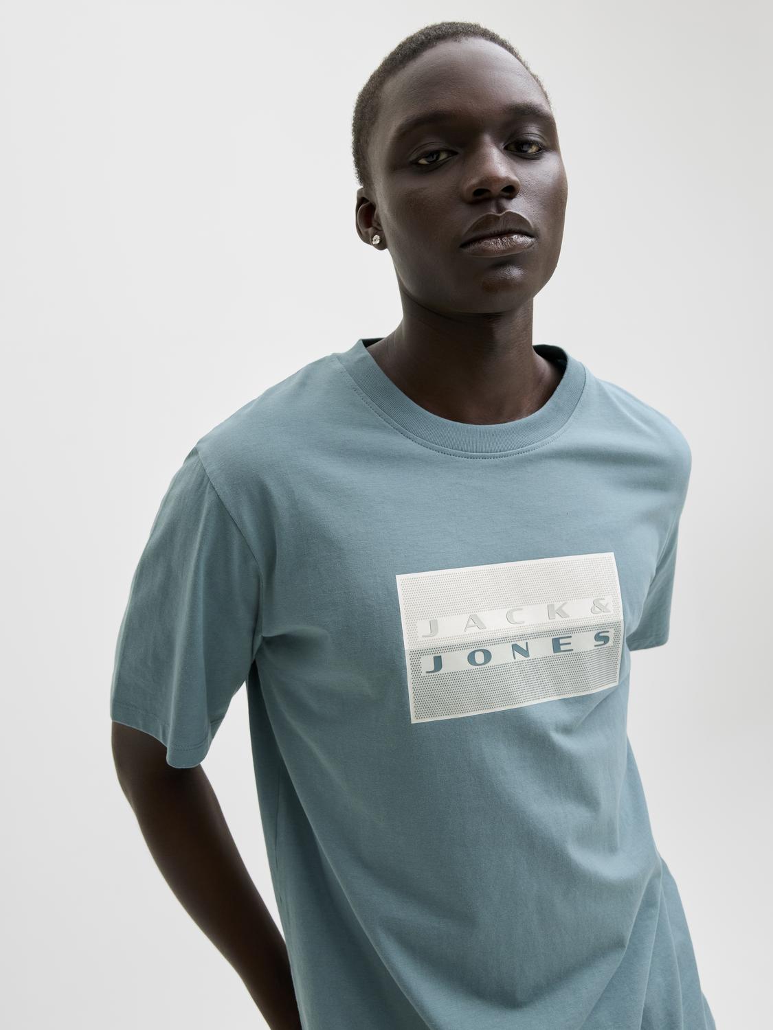 model_shot-creative