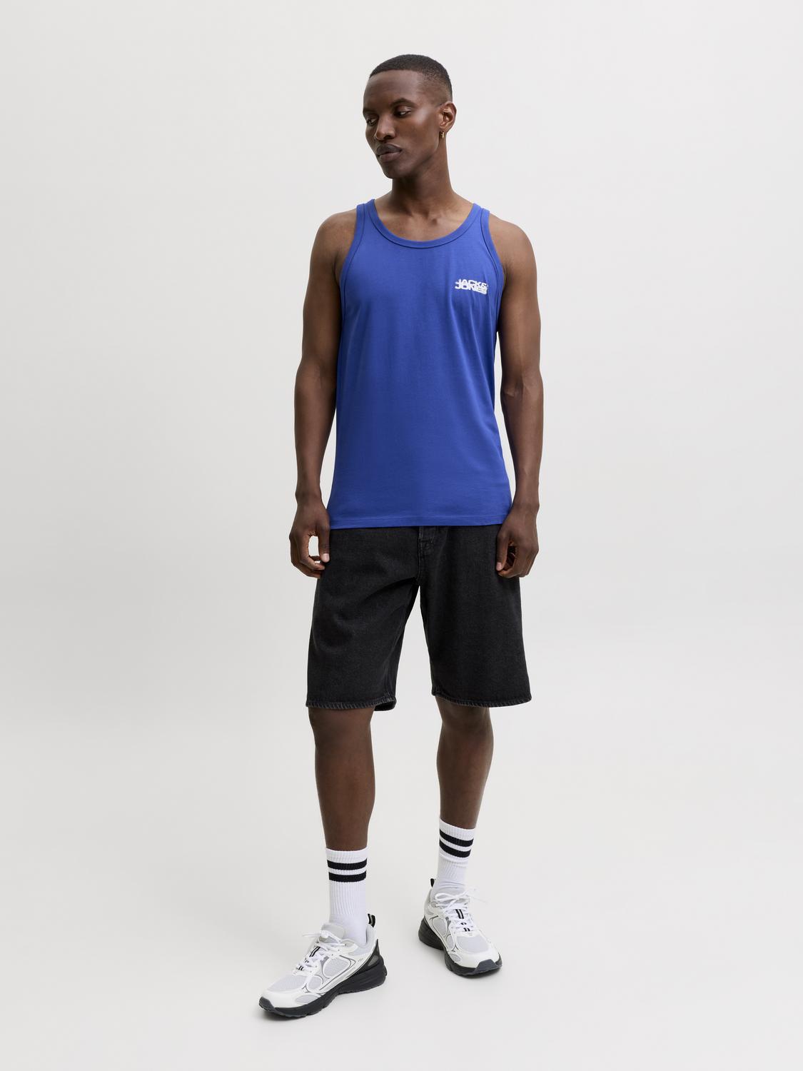 model_shot-front_full