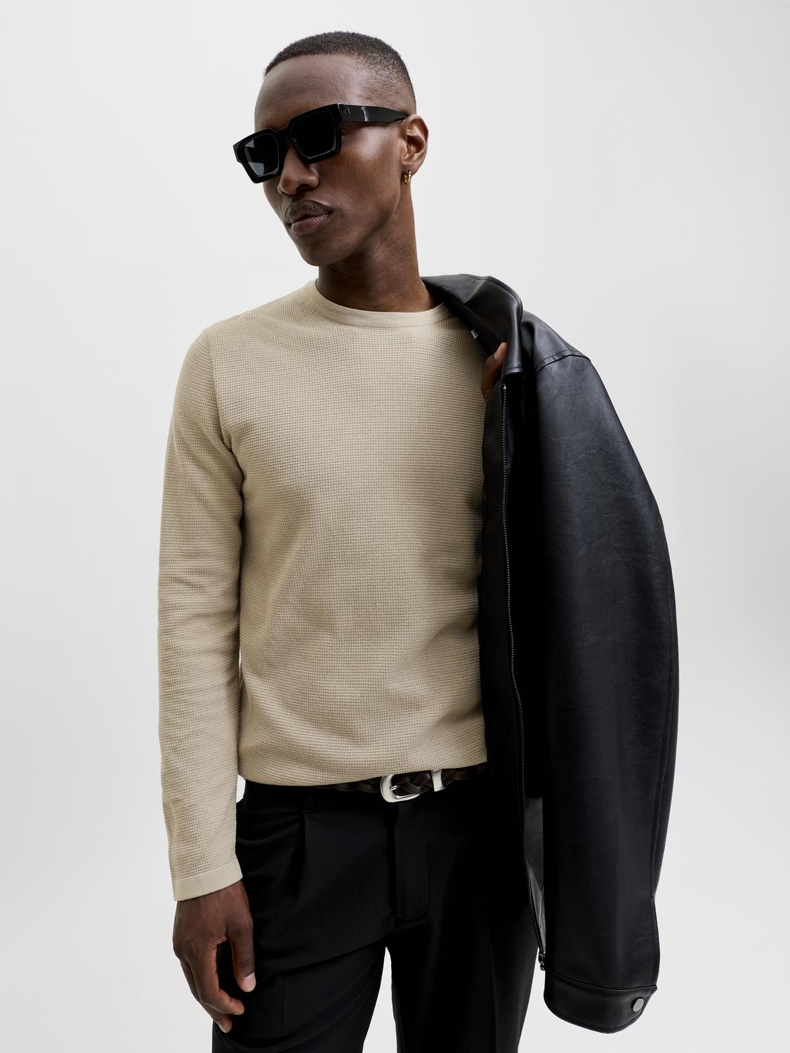 model_shot-creative