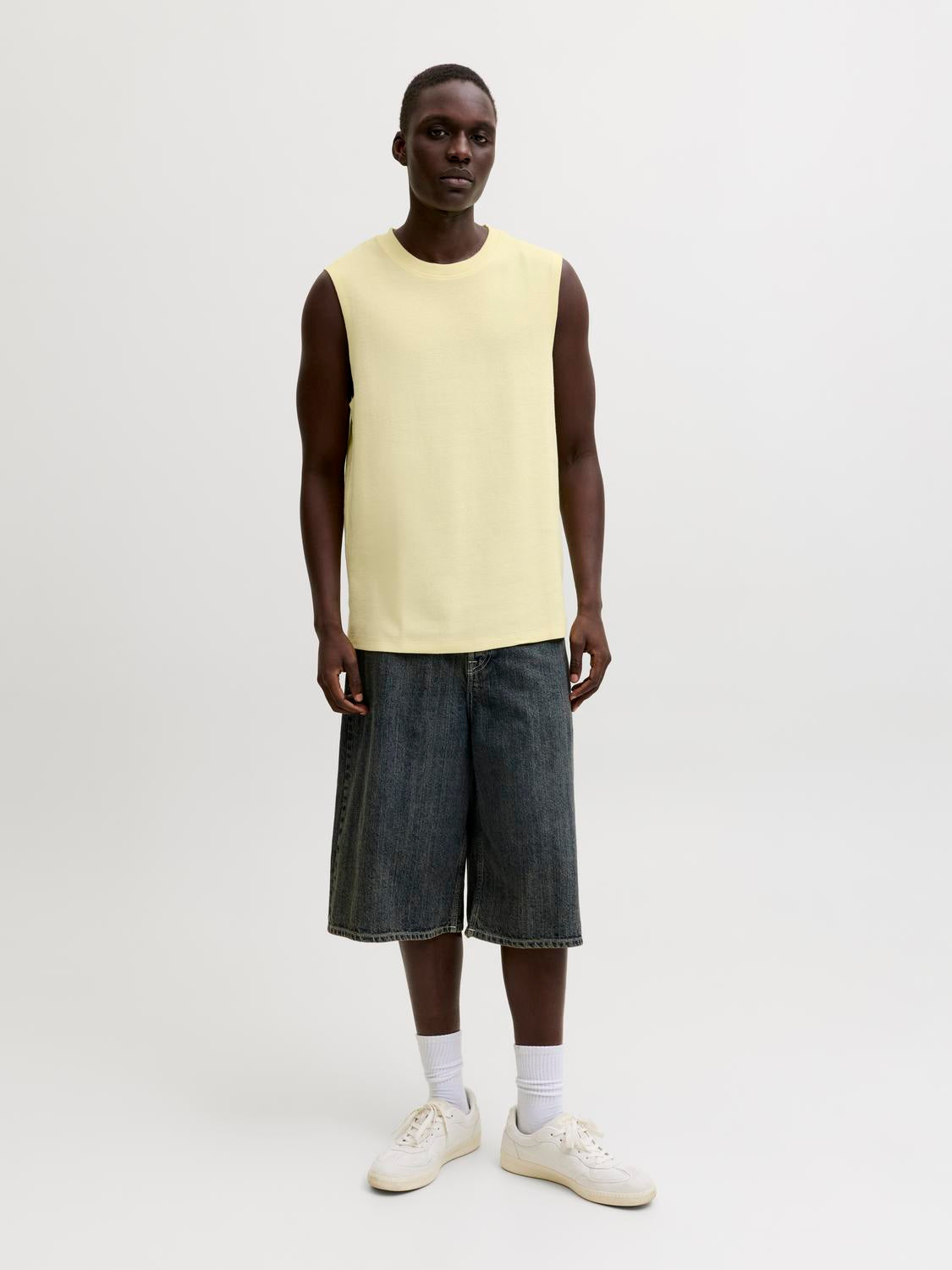 model_shot-front_full