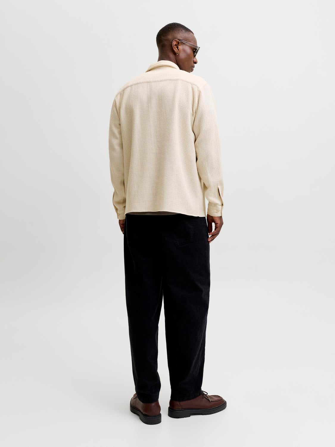 model_shot-back