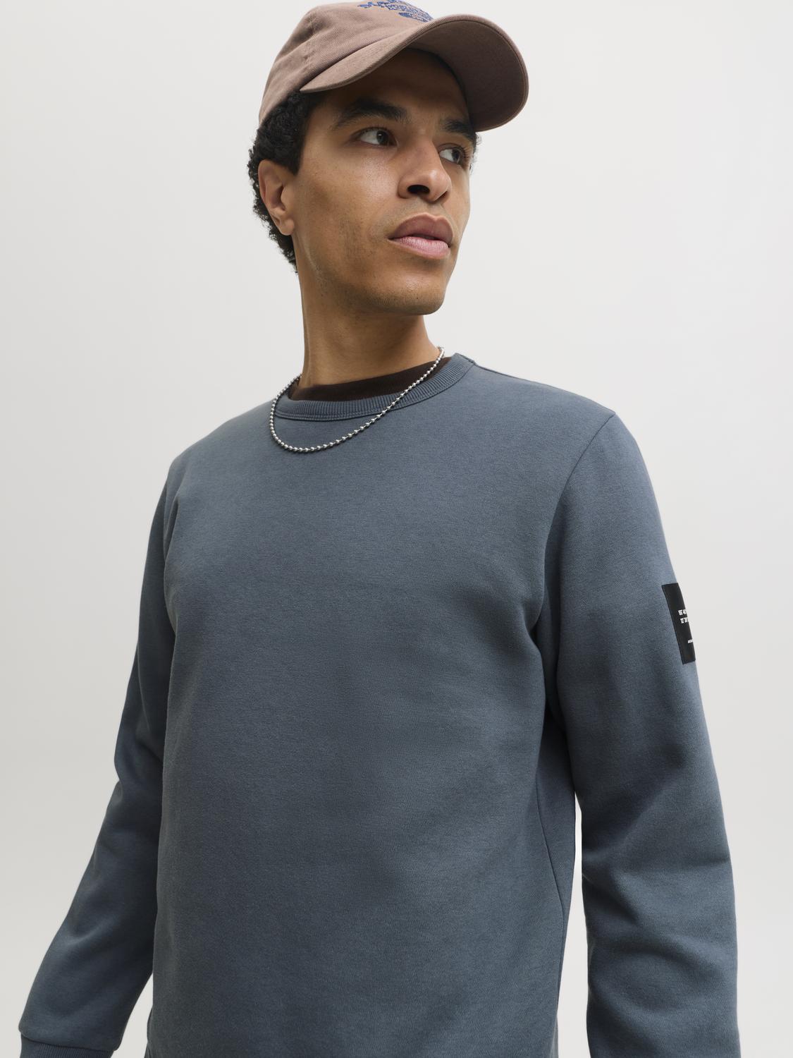 model_shot-creative