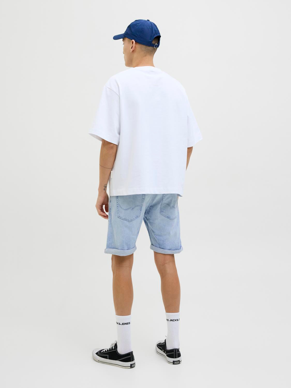 model_shot-back