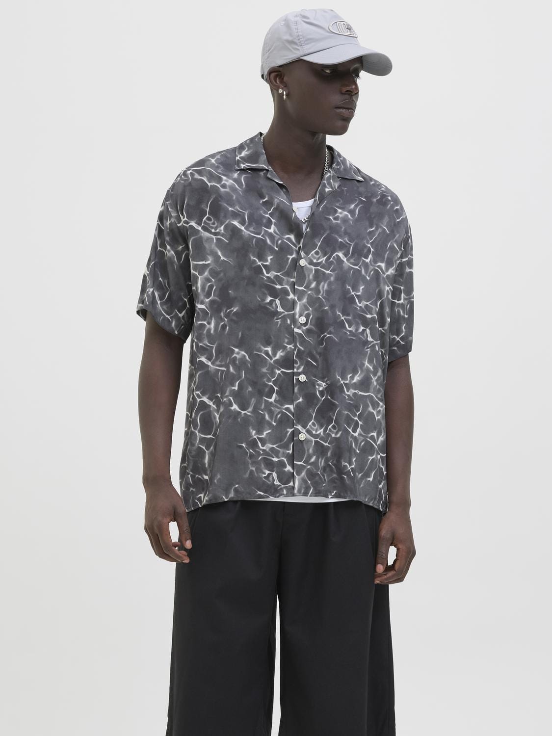 model_shot-front
