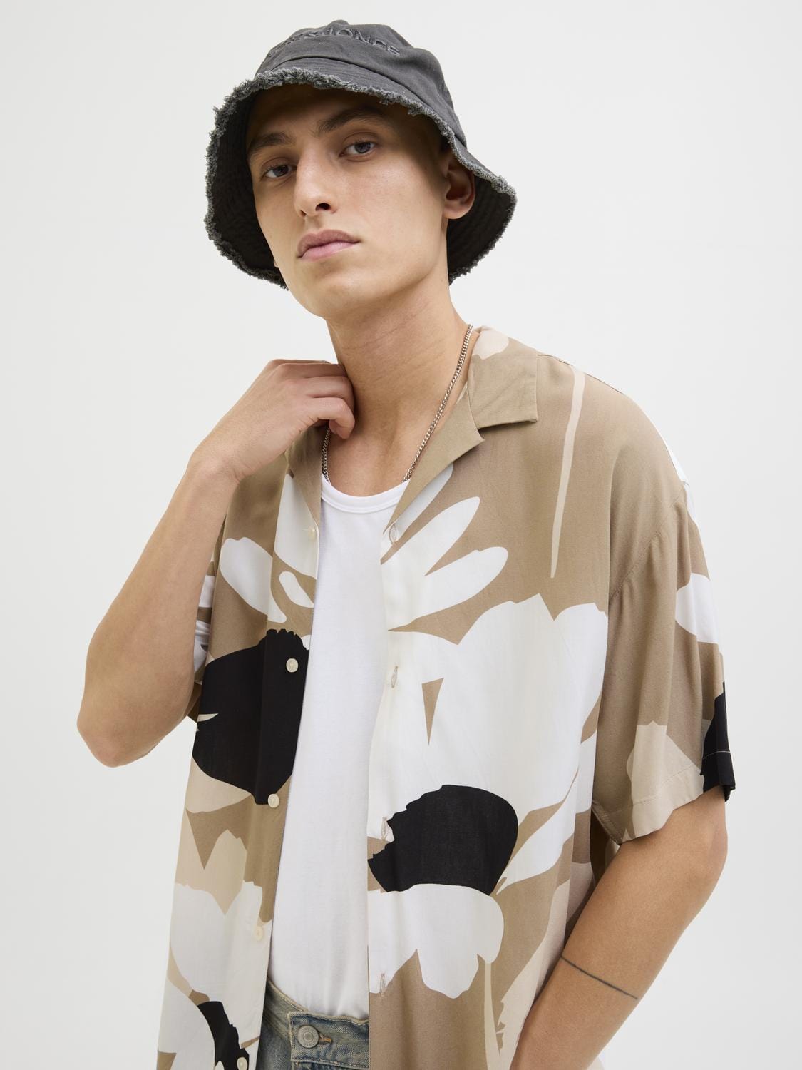 model_shot-creative
