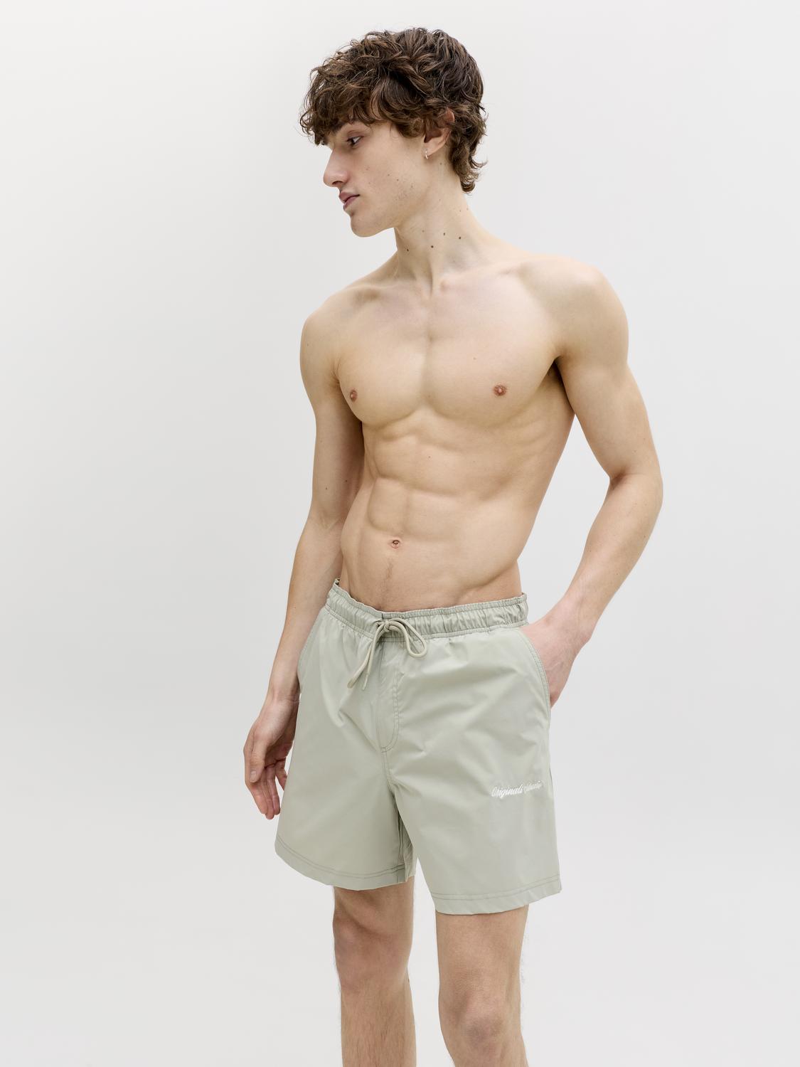 model_shot-creative