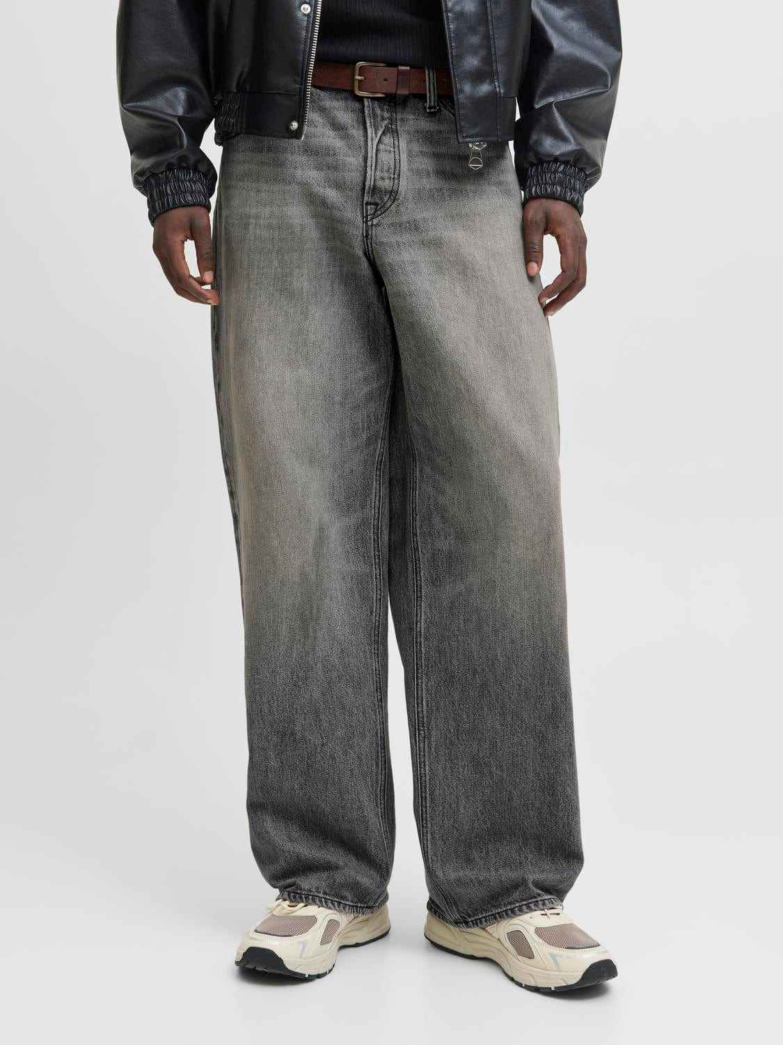 model_shot-front